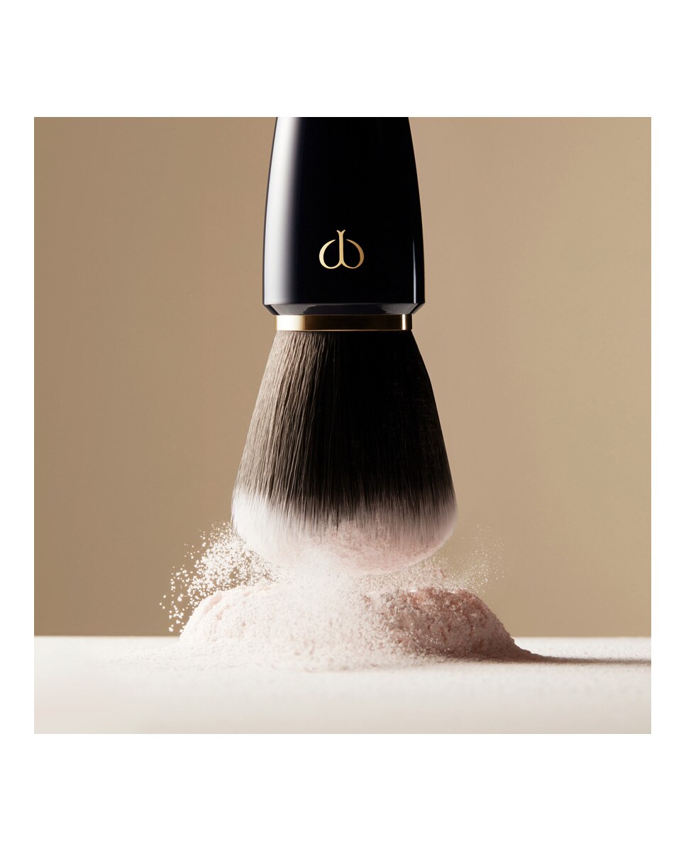 Brocha Powder Brush Clé de Peau Beauté 2