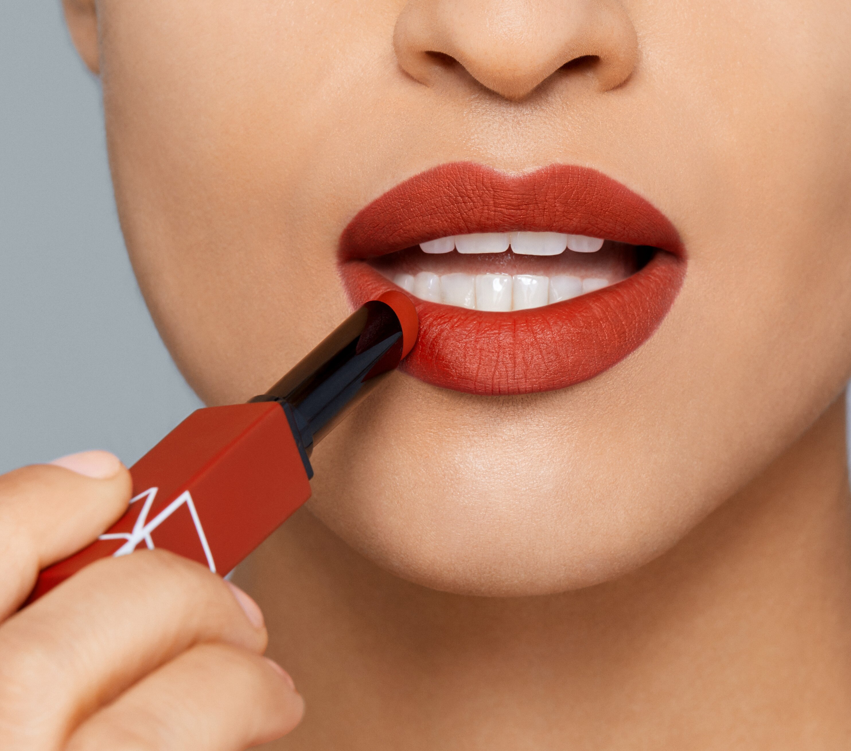 Barra de Labios Powermatte Lipstick Nars - Too Hot To Hold 1.5 g Too Hot To Hold-4
