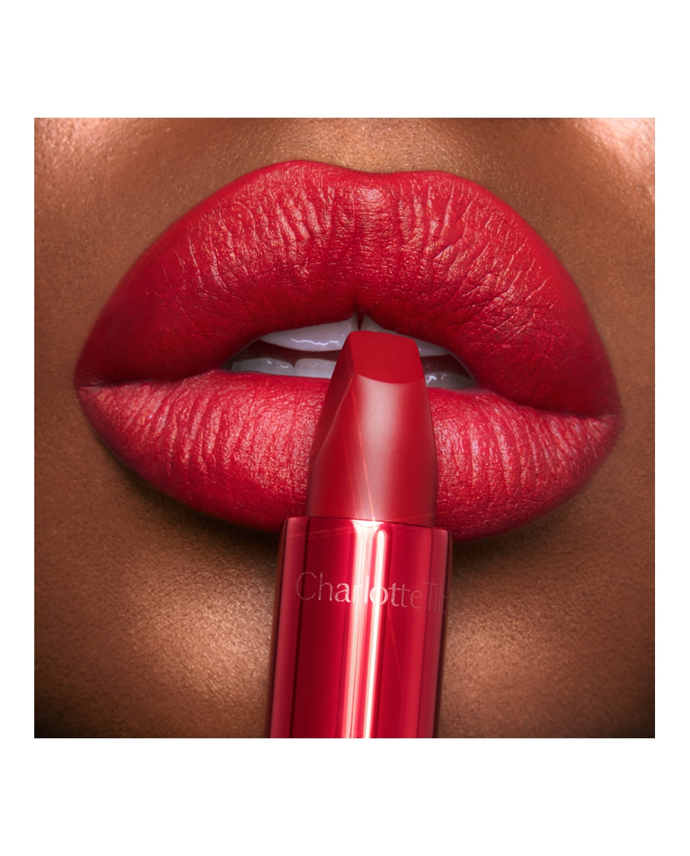 Imagen 2 de Barra de labios Matte Revolution Charlotte Tilbury - HOLLYWOOD VIXEN HOLLYWOOD VIXEN