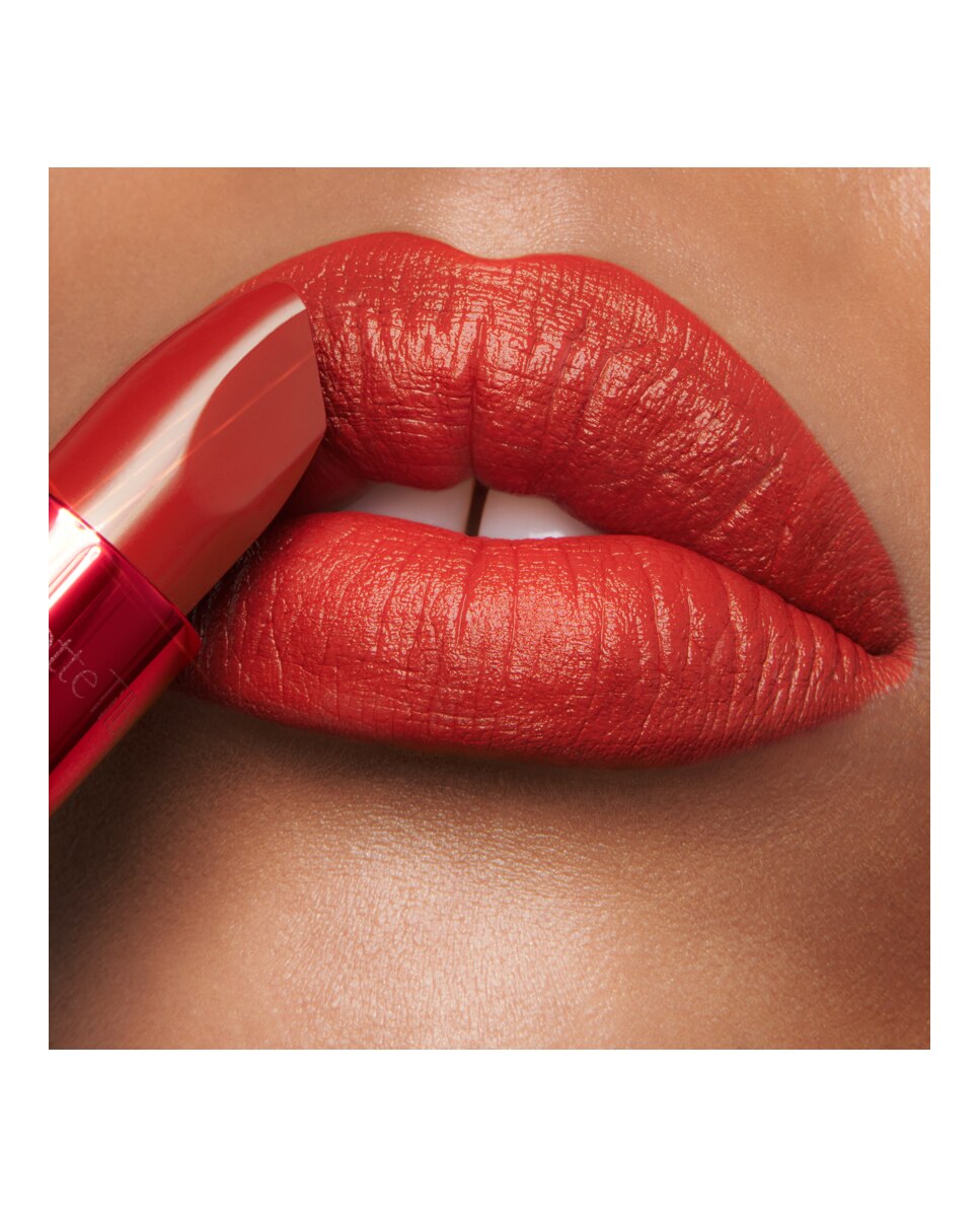 Imagen 4 de Barra de labios Matte Revolution Charlotte Tilbury - FAME FLAME FAME FLAME