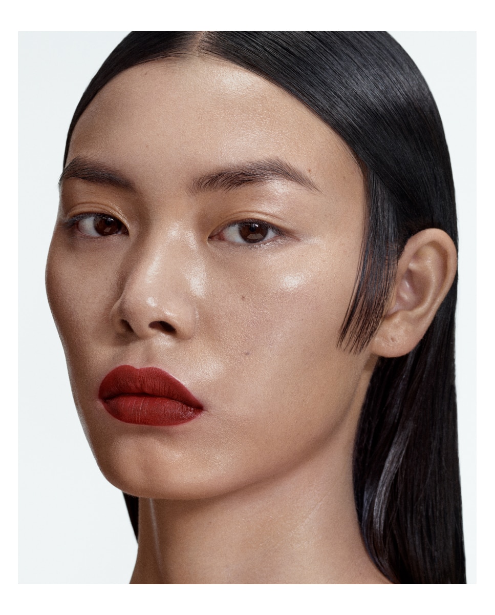 Imagen 5 de Barra de labios líquida Lipstick Mate Byredo - Matte Marriage 295 Matte Marriage 295