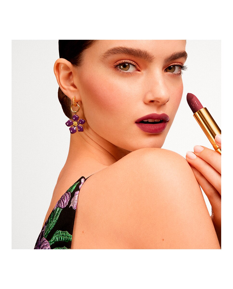Barra de Labios Fabulous Kiss efecto mate ligero Carolina Herrera - 793 Plum Power 793 Plum Power-5