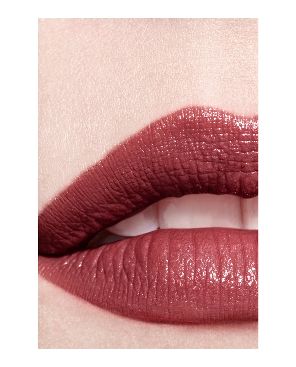 CHANEL ROUGE COCO LA BARRA DE LABIOS SATINADA DE LARGA DURACIÓN, TRATAMIENTO HIDRATANTE Y ALISANTE - 134 ÉDIMBOURG 134 ÉDIMBOURG-6