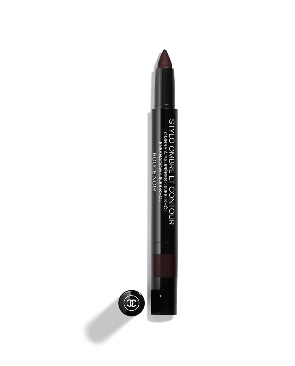 Imagen 0 de Con su mina semigruesa, Stylo Ombre et Contour puede utilizarse como khôl, delineador, sombra de ojos. En unos gestos viste su mirada según sus deseos 08 Rouge Noir