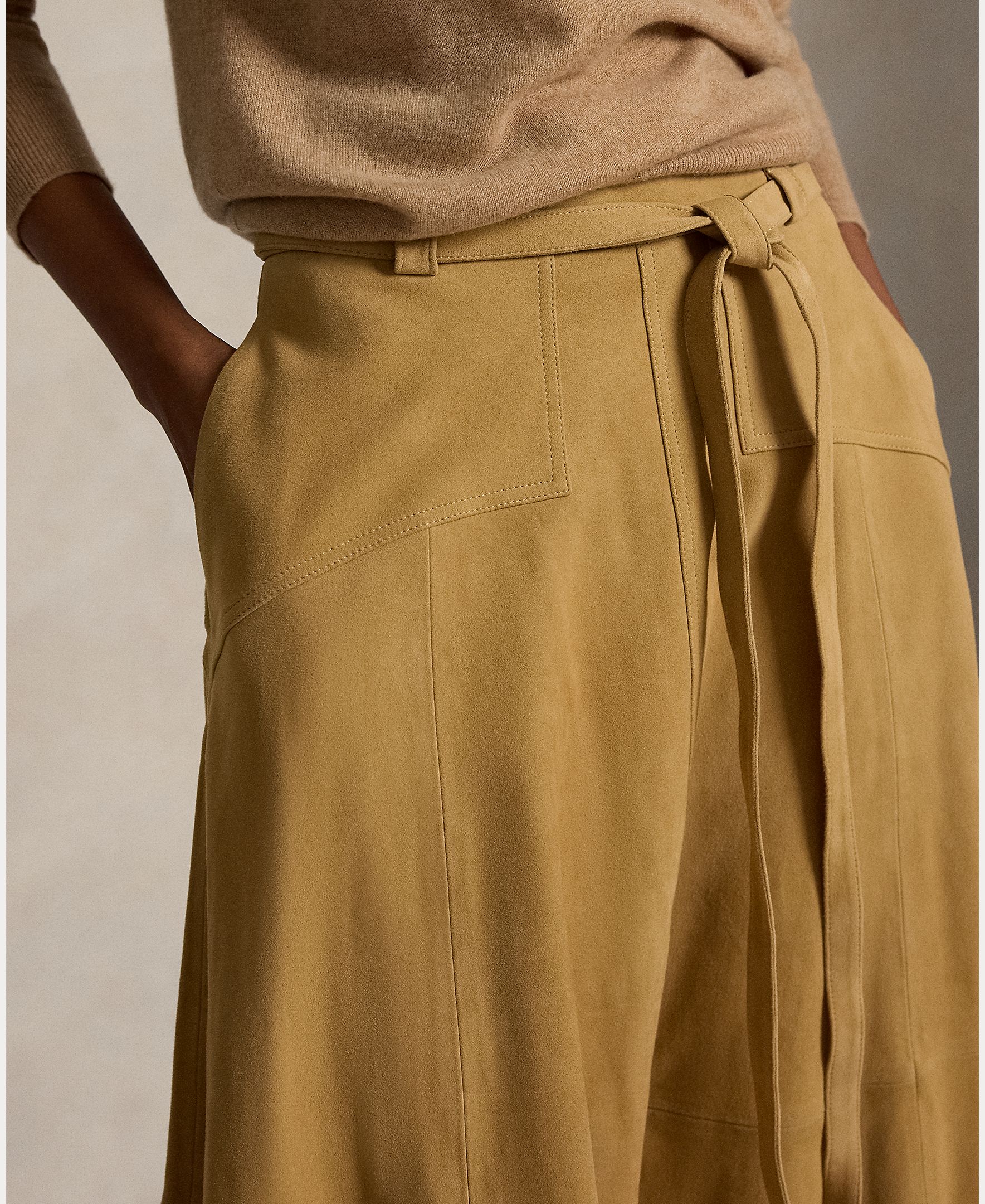 Saia Midi de Camurça com Silhueta Evasê Camel-5