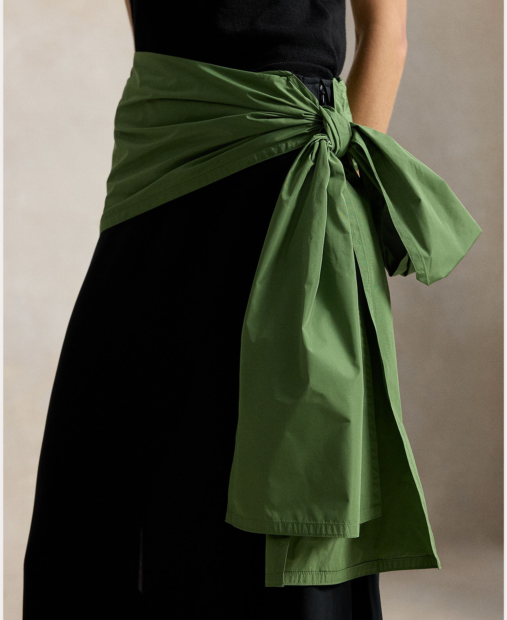 Saia Midi Evasê com Laço Preto-4