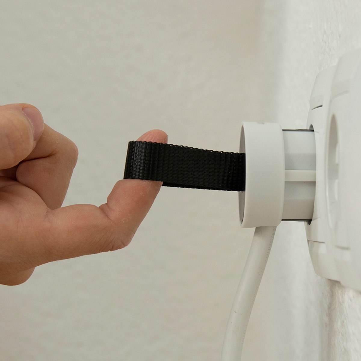 Base múltiple Plug con interruptor y clavija extraplana Simon Blanco - Negro-2