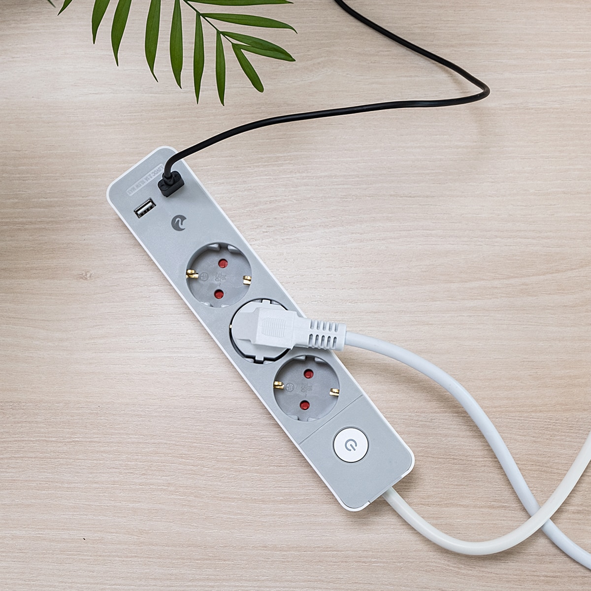 Regleta 5 Tomas Schuko con Enchufe Plano Design 1,4 m + 2 USB + Interruptor Gris-4