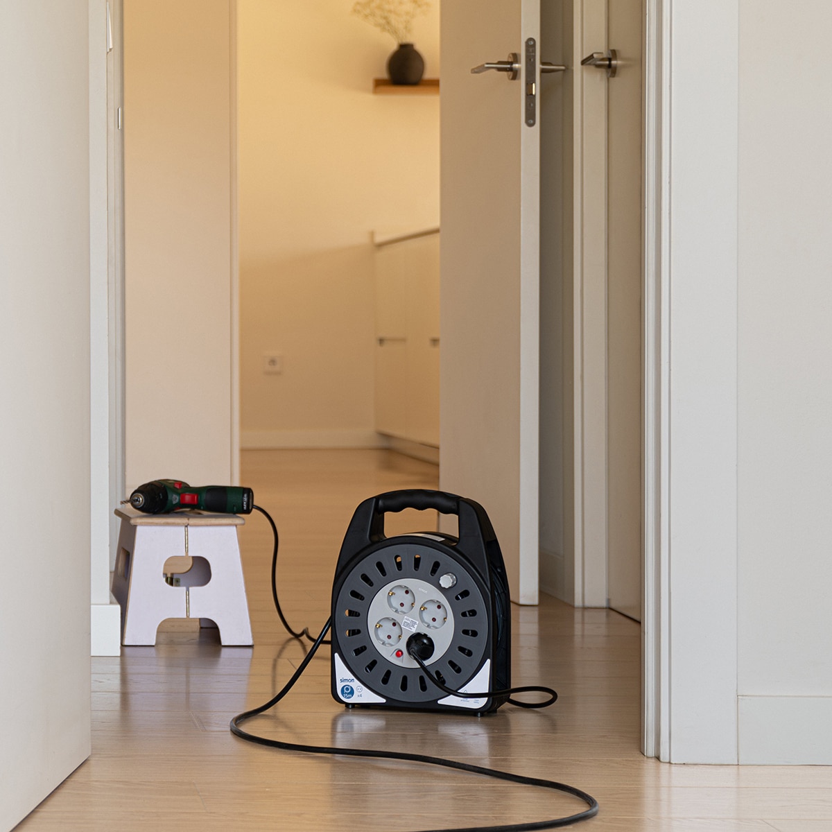 Enrola-Cabos Extensível Doméstico com 4 Tomadas 10 m Branco - Preto-3