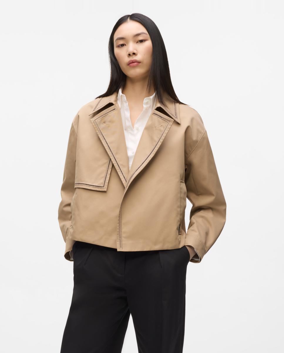 Karl Lagerfeld - Gabardina de mujer corta detalles bordados.