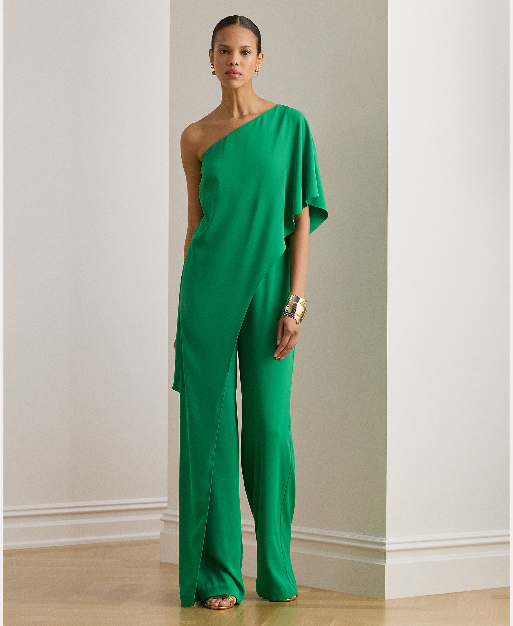 Imagem 0 de Macacão de Georgette Assimétrico com Capa