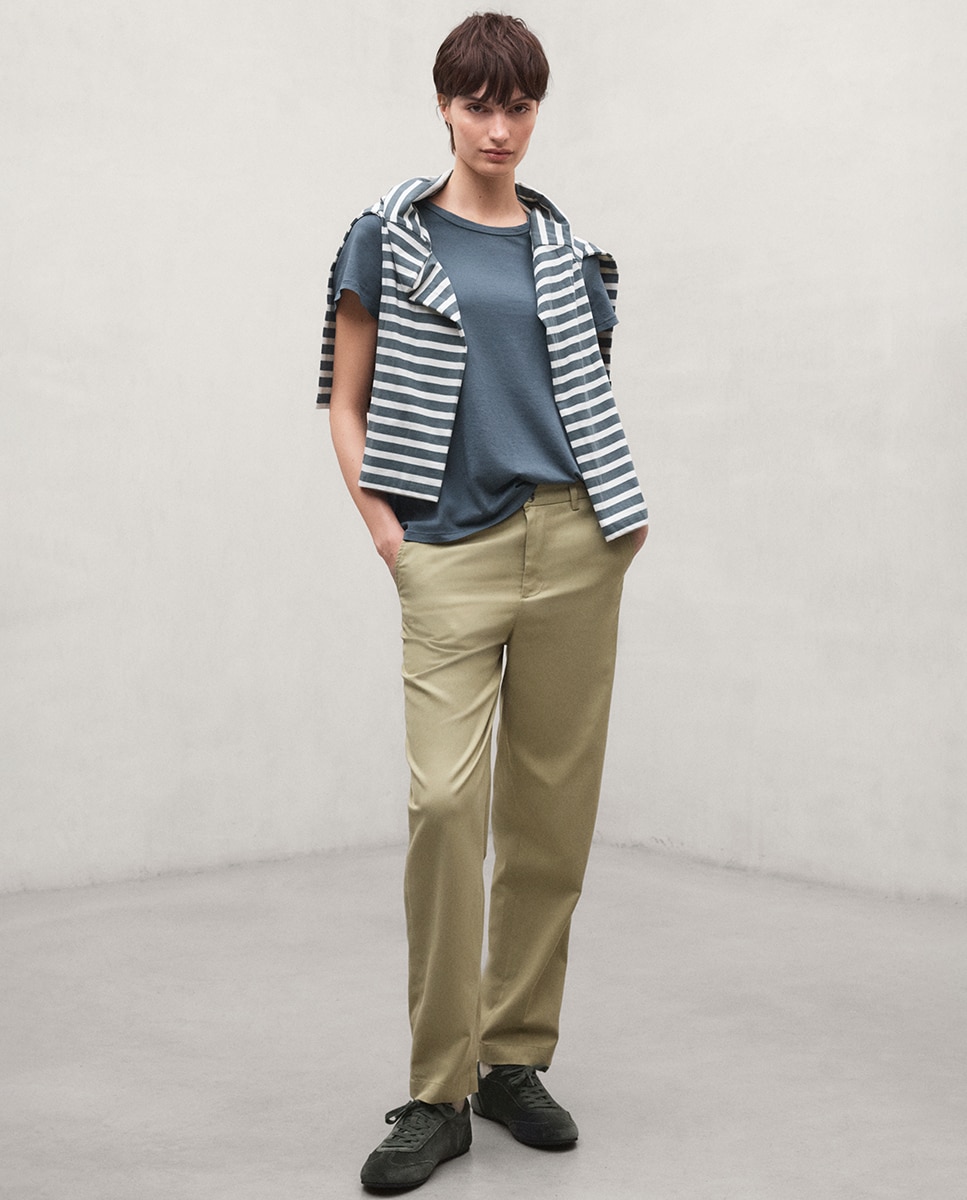 Imagen 3 de Camiseta de mujer con corte regular y cuello redondo - Ecoalf - Verde militar Verde militar
