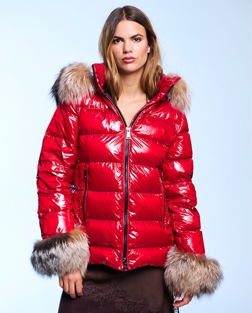 Imagen 0 de Plumífero ceñido de mujer con capucha y puños desmontables.