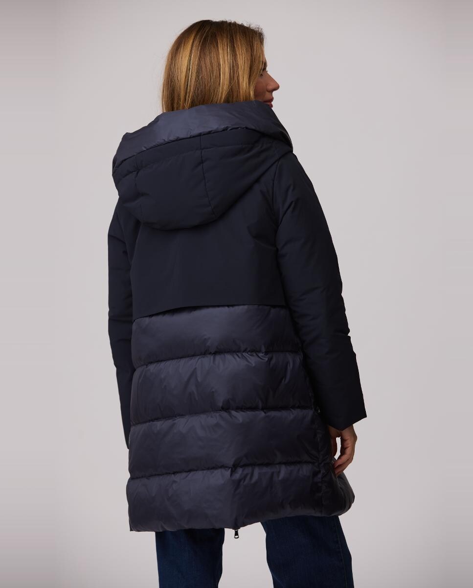 Parka Lisa com Interior Acolchoado com Penugem Combinando Tecidos Mate e com Brilho. Capuz Fixo. Azul-marinho-3