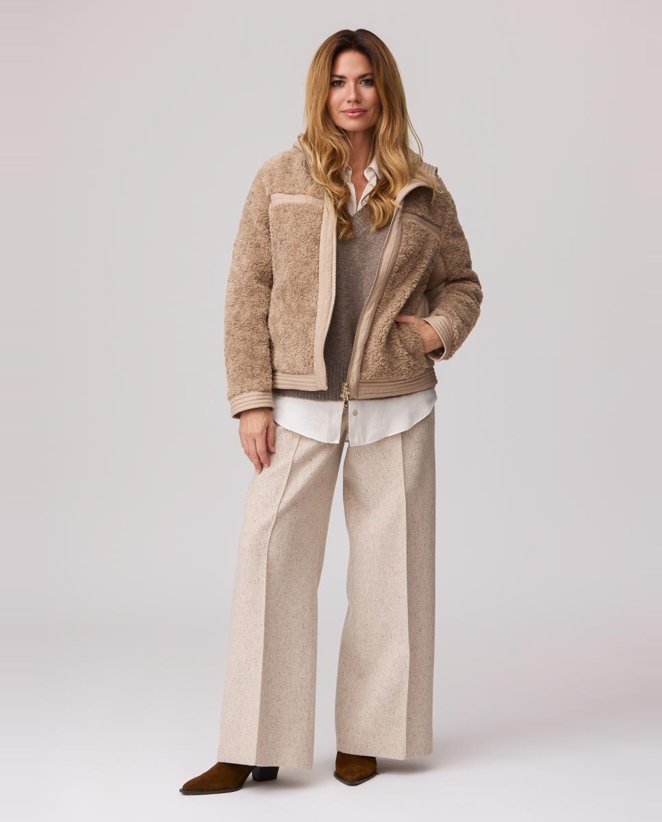 Imagem 0 de O Modelo Uma Combinado em Tecido de Pelo de Borrego e Técnico com Manga Raglã e Capuz Fixo.