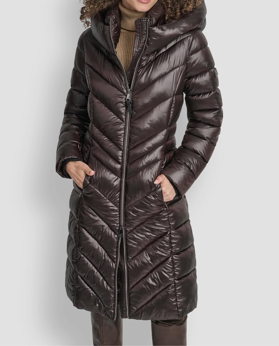 Blusão Acolchoado Comprido de Acabamento Ciré com Fecho de Correr Castanho-escuro-1