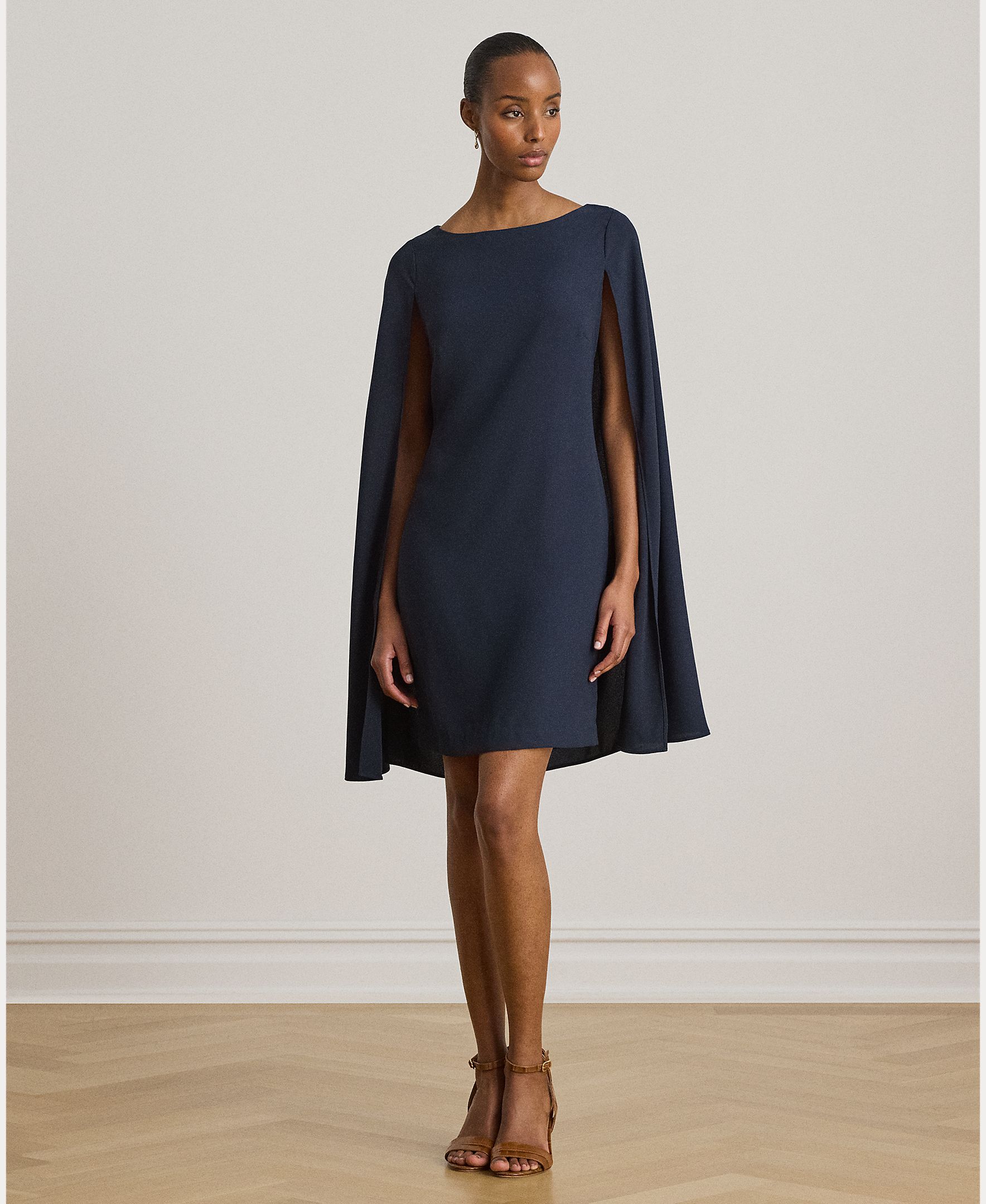 Imagem 0 de Vestido Curto de Cocktail em Georgette com Capa