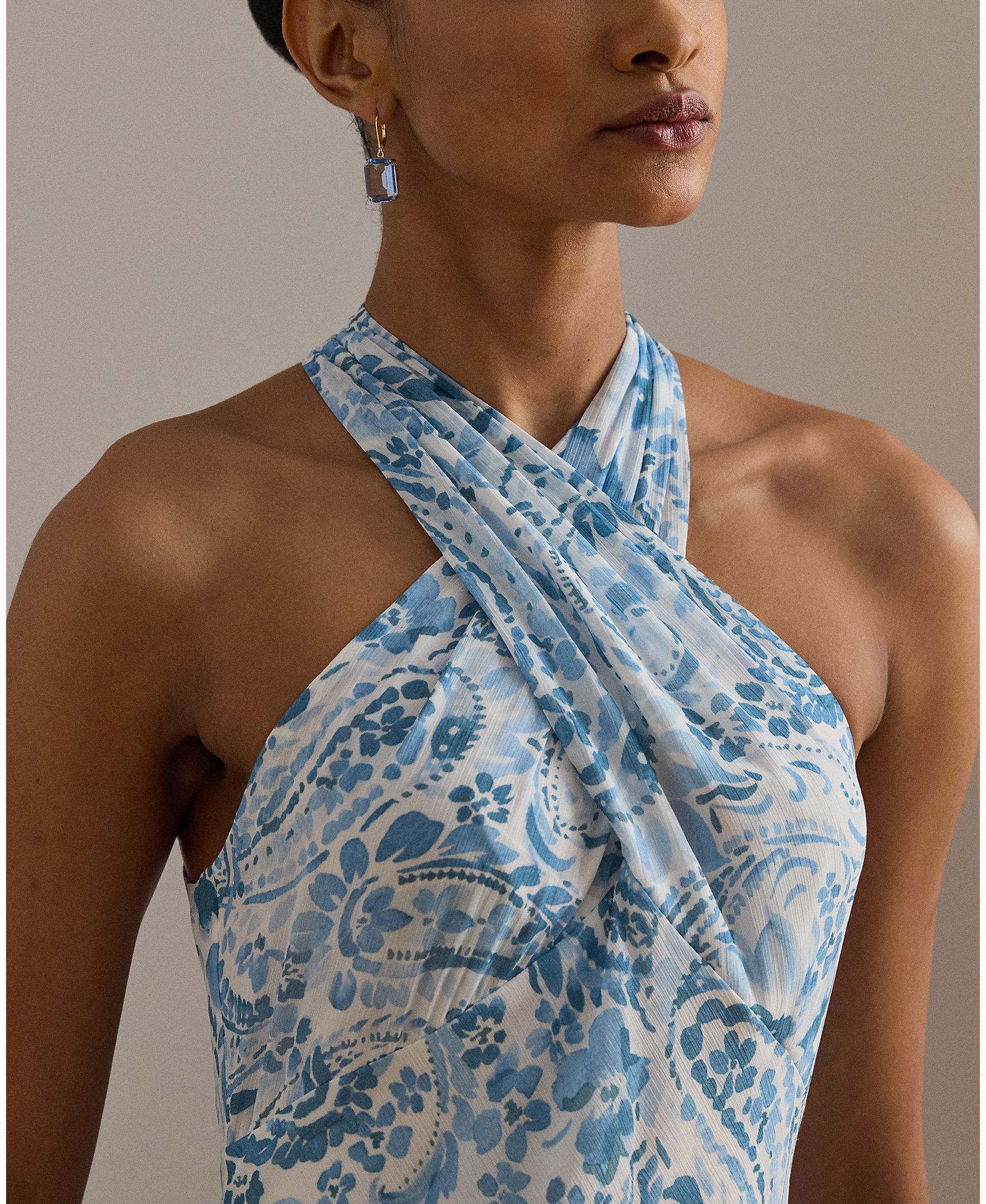 Vestido Comprido Estampado com Gola Halter Azul-claro-4