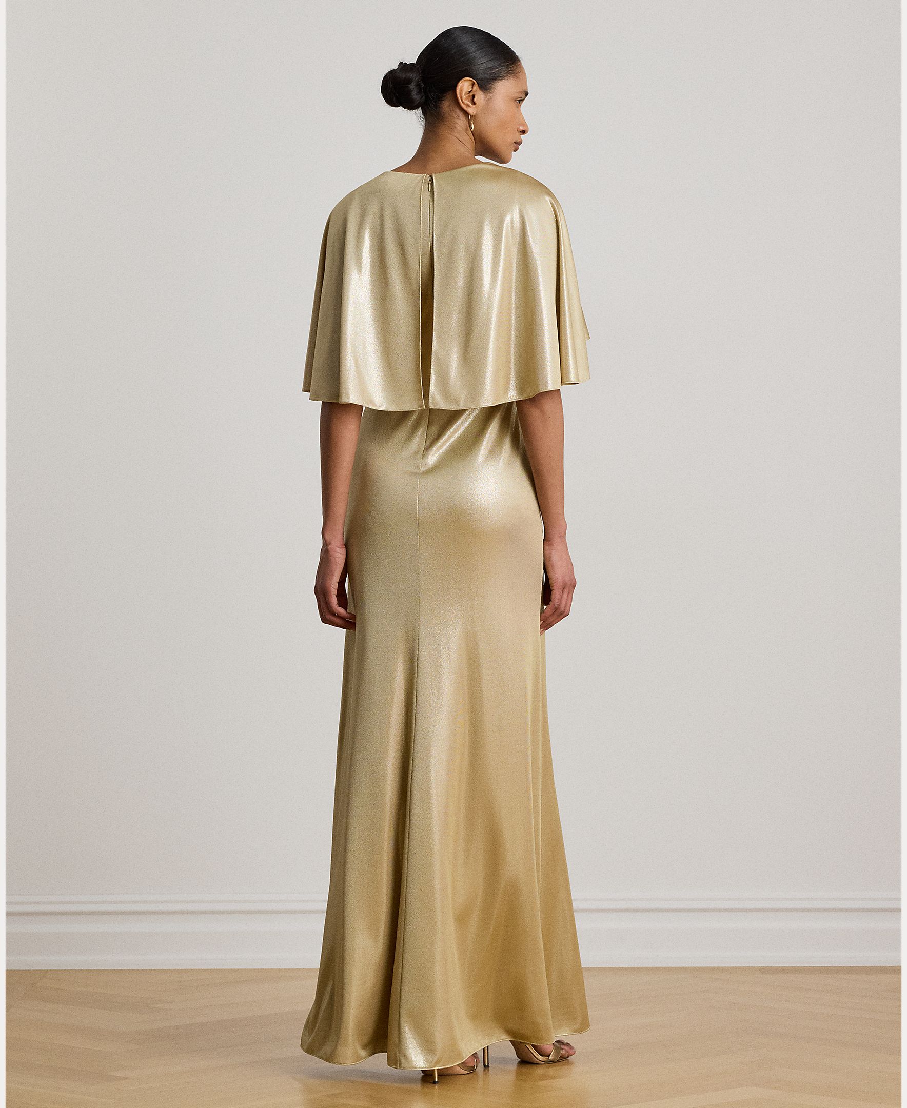 Vestido Comprido Metalizado com Capa Ouro-4