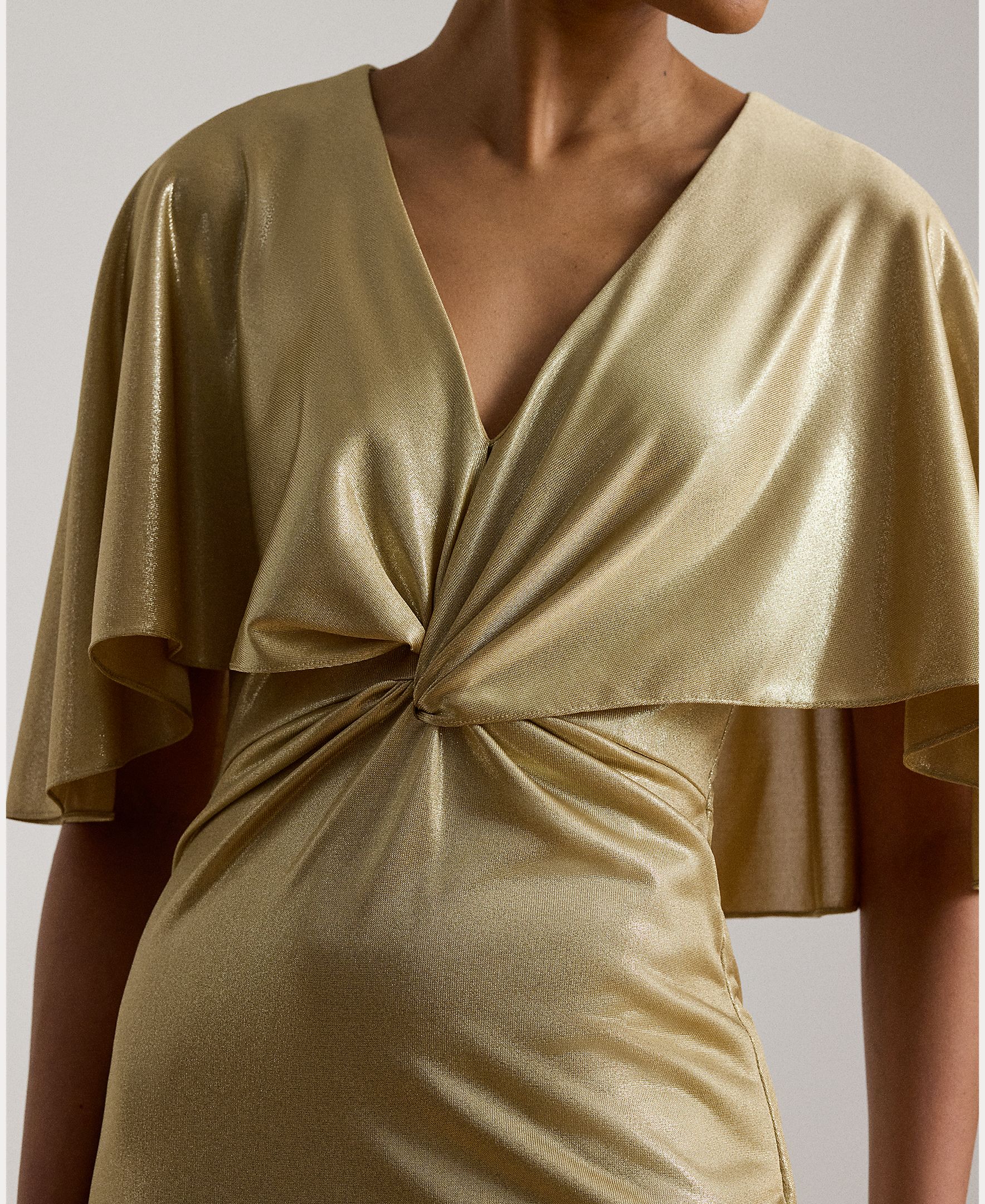 Vestido Comprido Metalizado com Capa Ouro-5