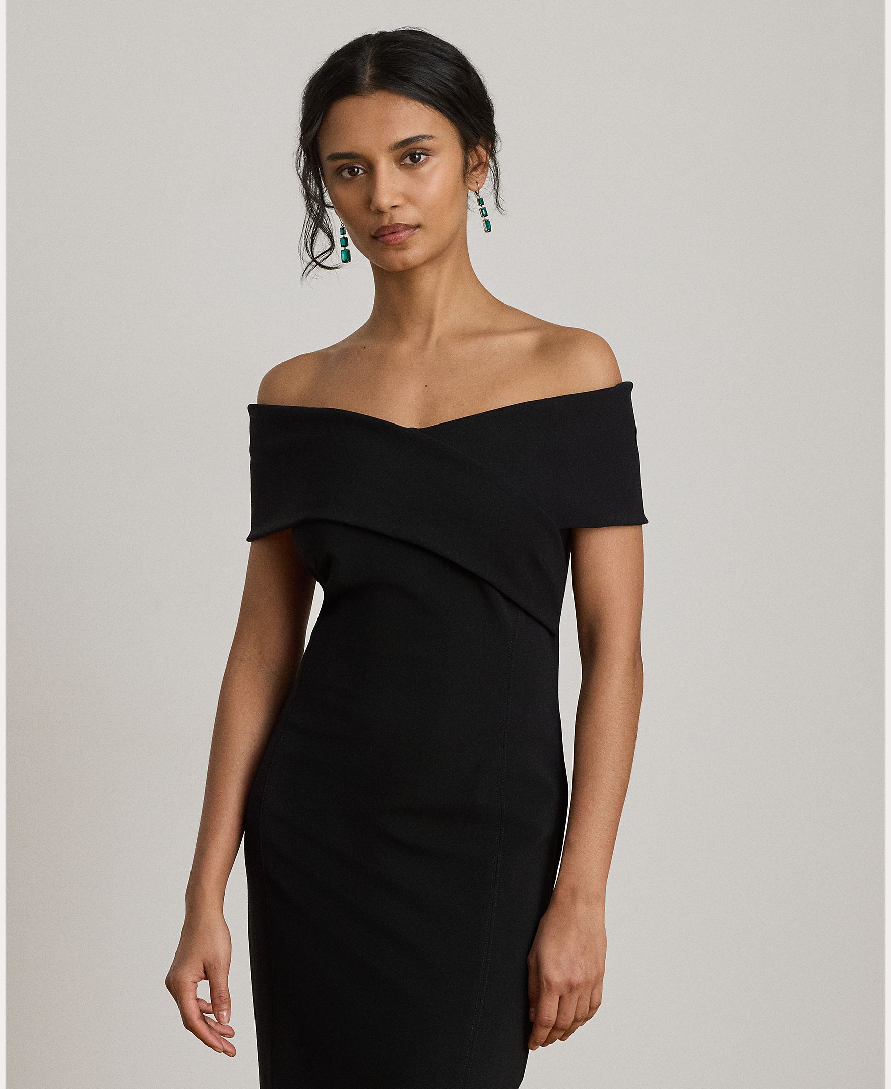 Vestido Comprido de Corte Direito com Ombros Descobertos Preto-3
