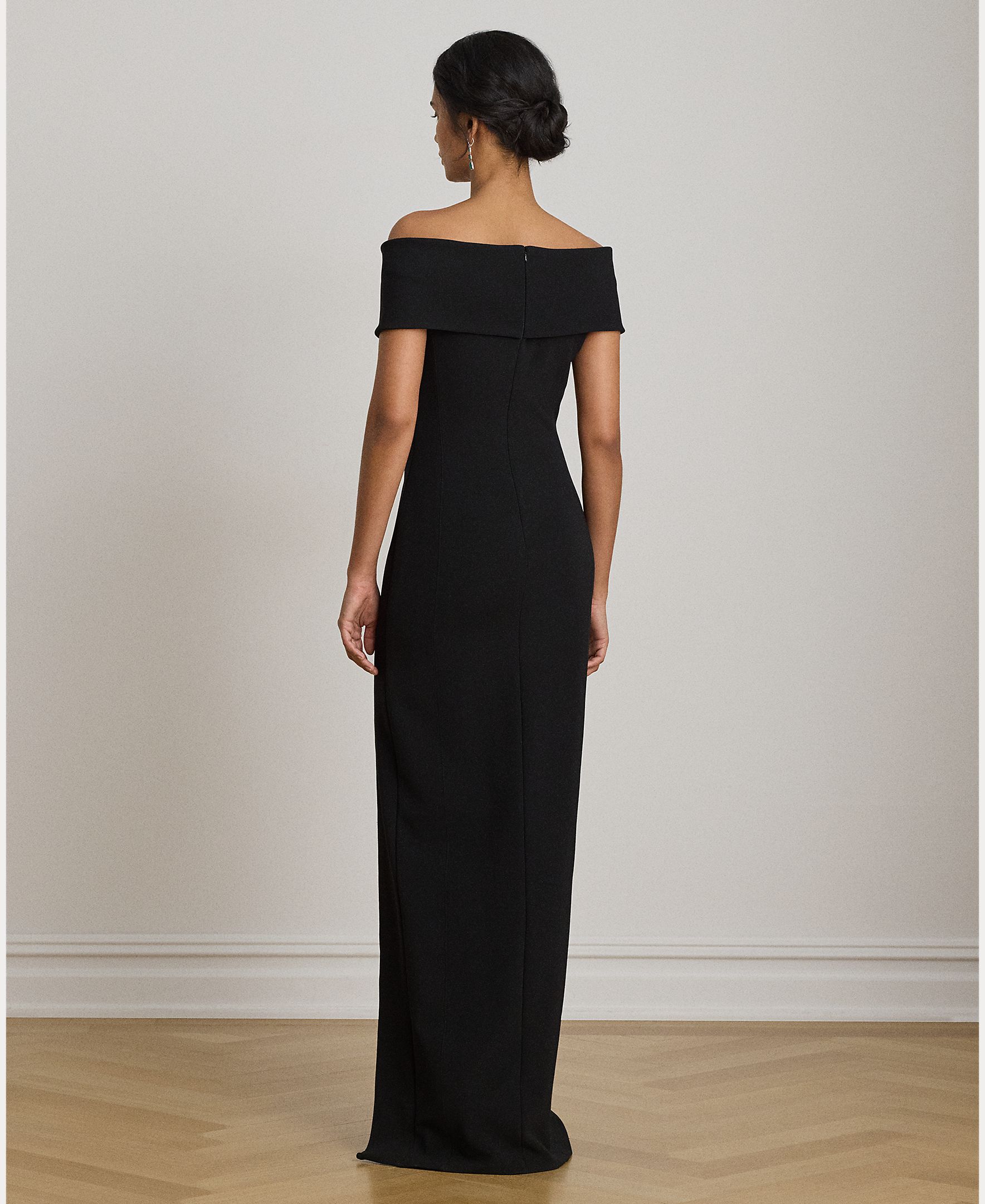 Vestido Comprido de Corte Direito com Ombros Descobertos Preto-4