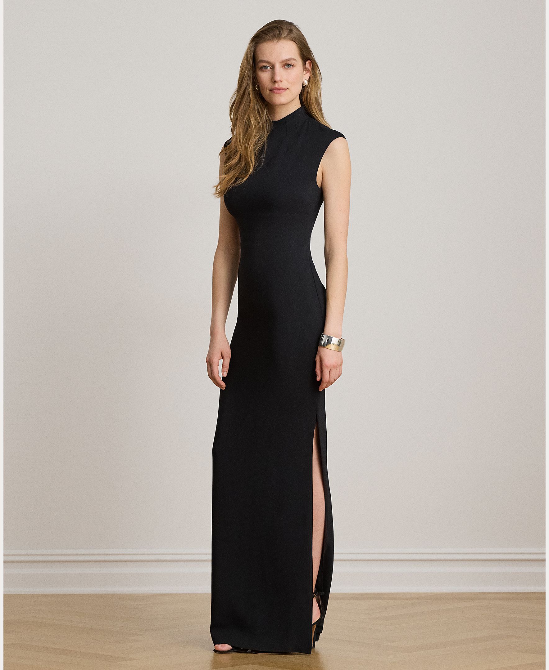 Imagem 0 de Vestido Comprido Acetinado com Gola Semicisne