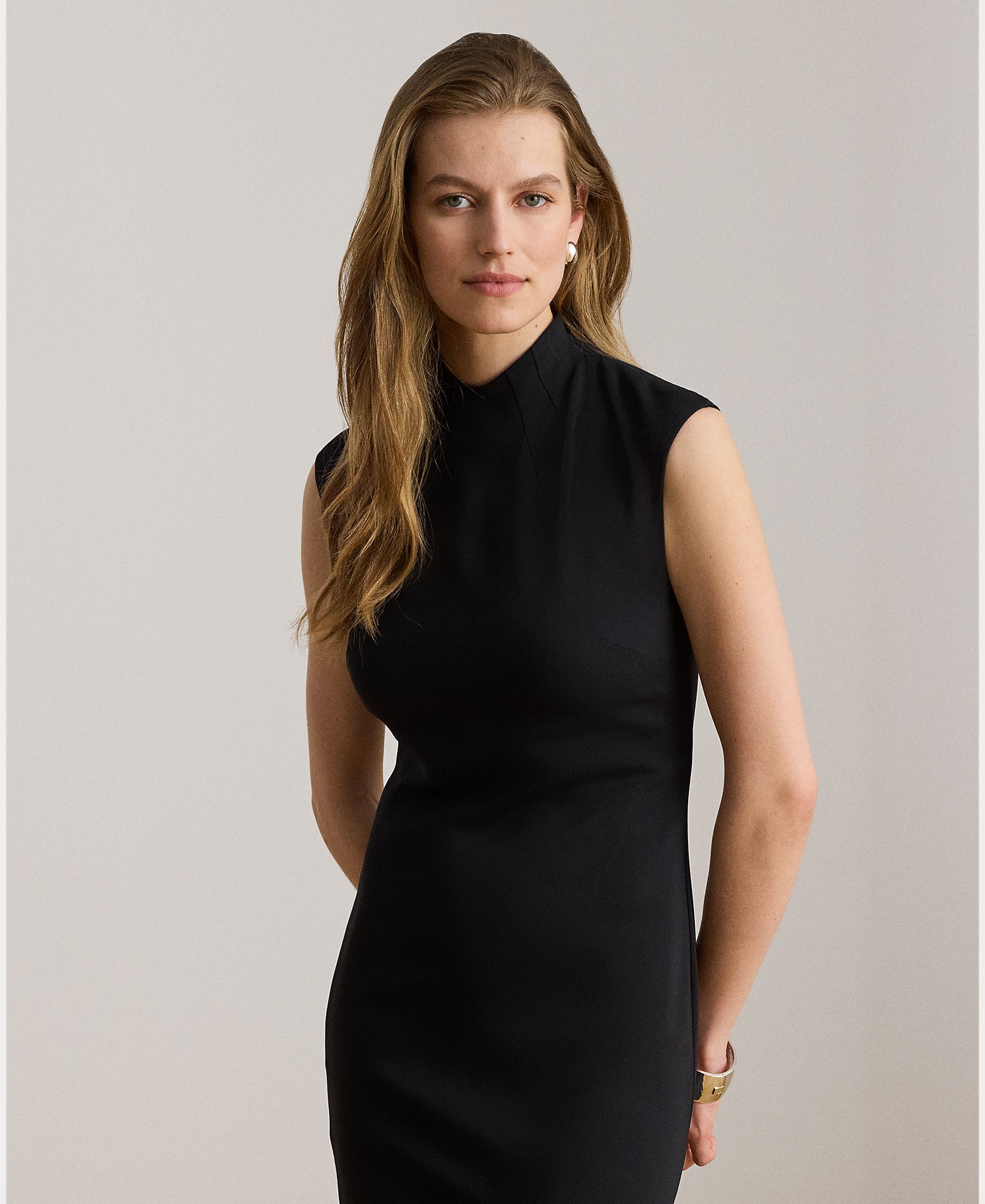 Vestido Comprido Acetinado com Gola Semicisne Preto-3