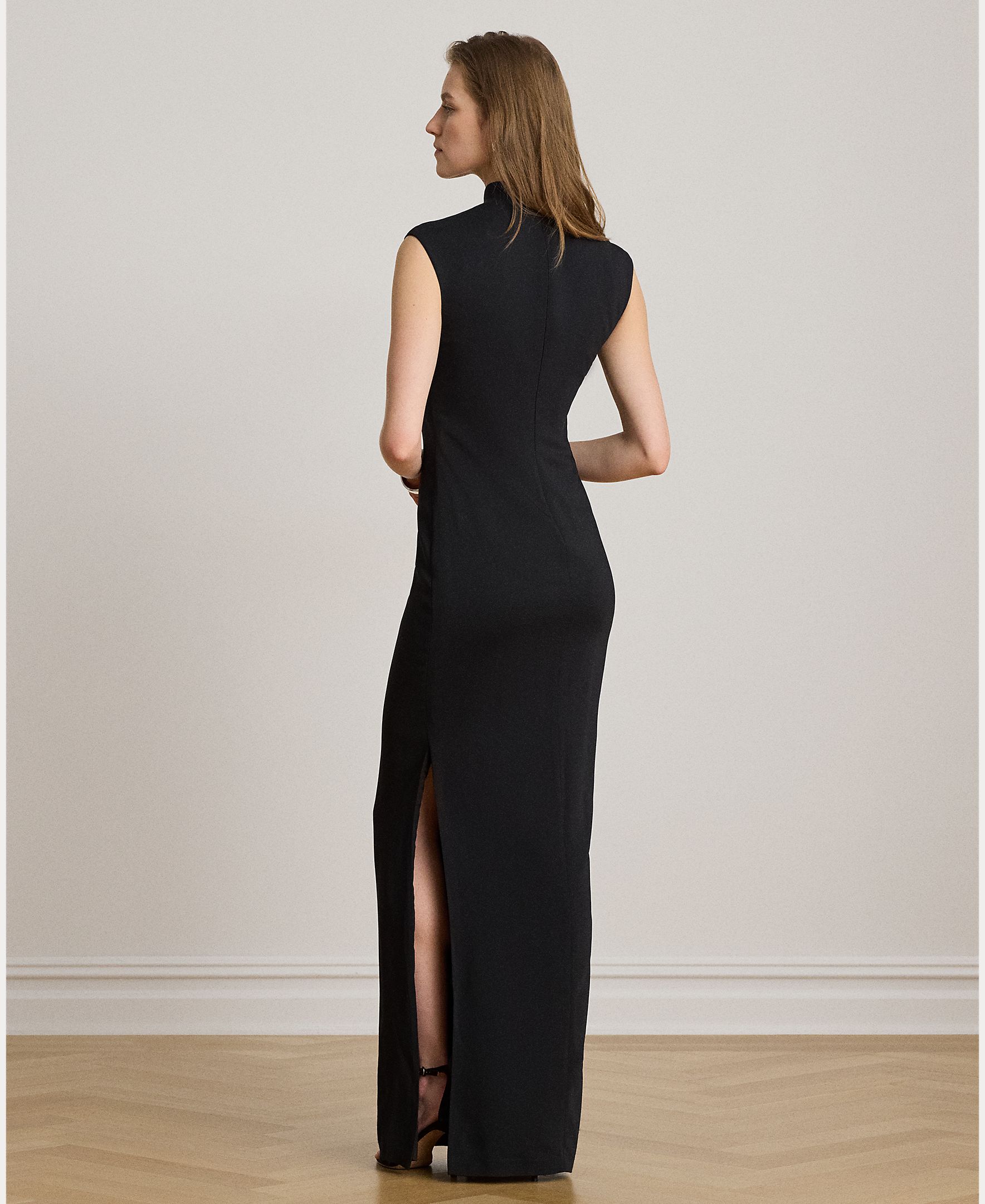 Vestido Comprido Acetinado com Gola Semicisne Preto-4