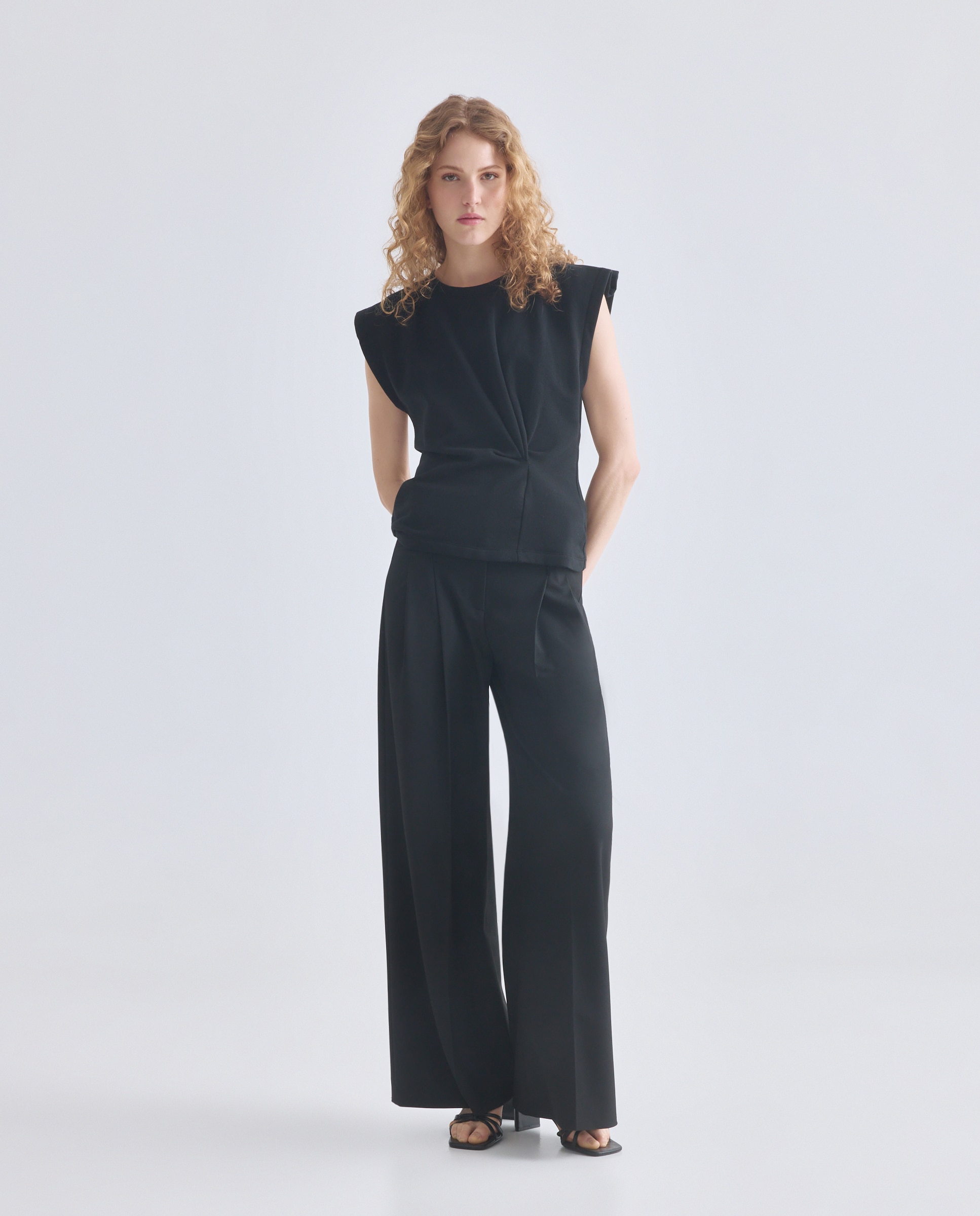 T-shirt Relaxed com Manga Curta Preto-2