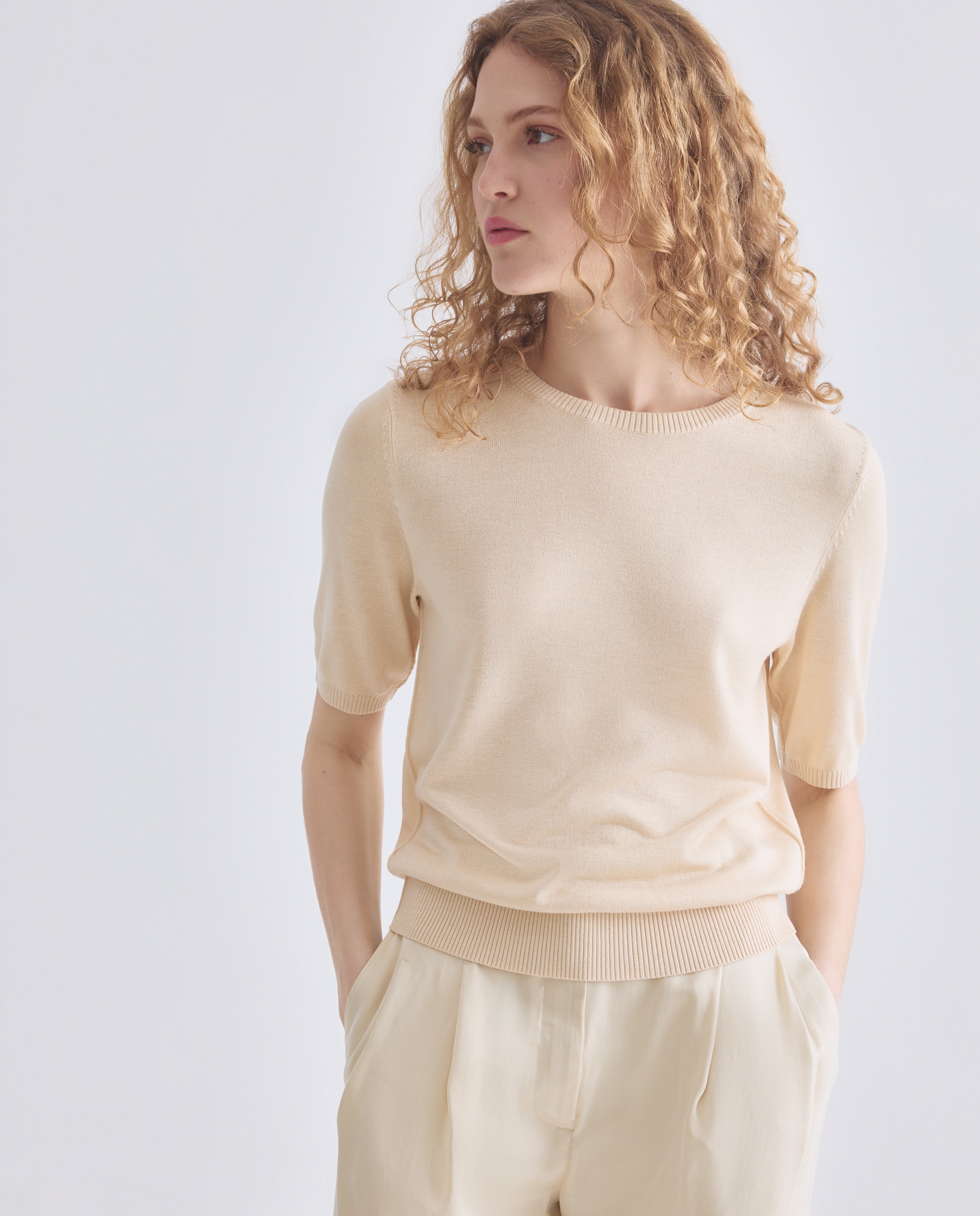Imagen 0 de Jersey manga corta de cuello redondo. Beige