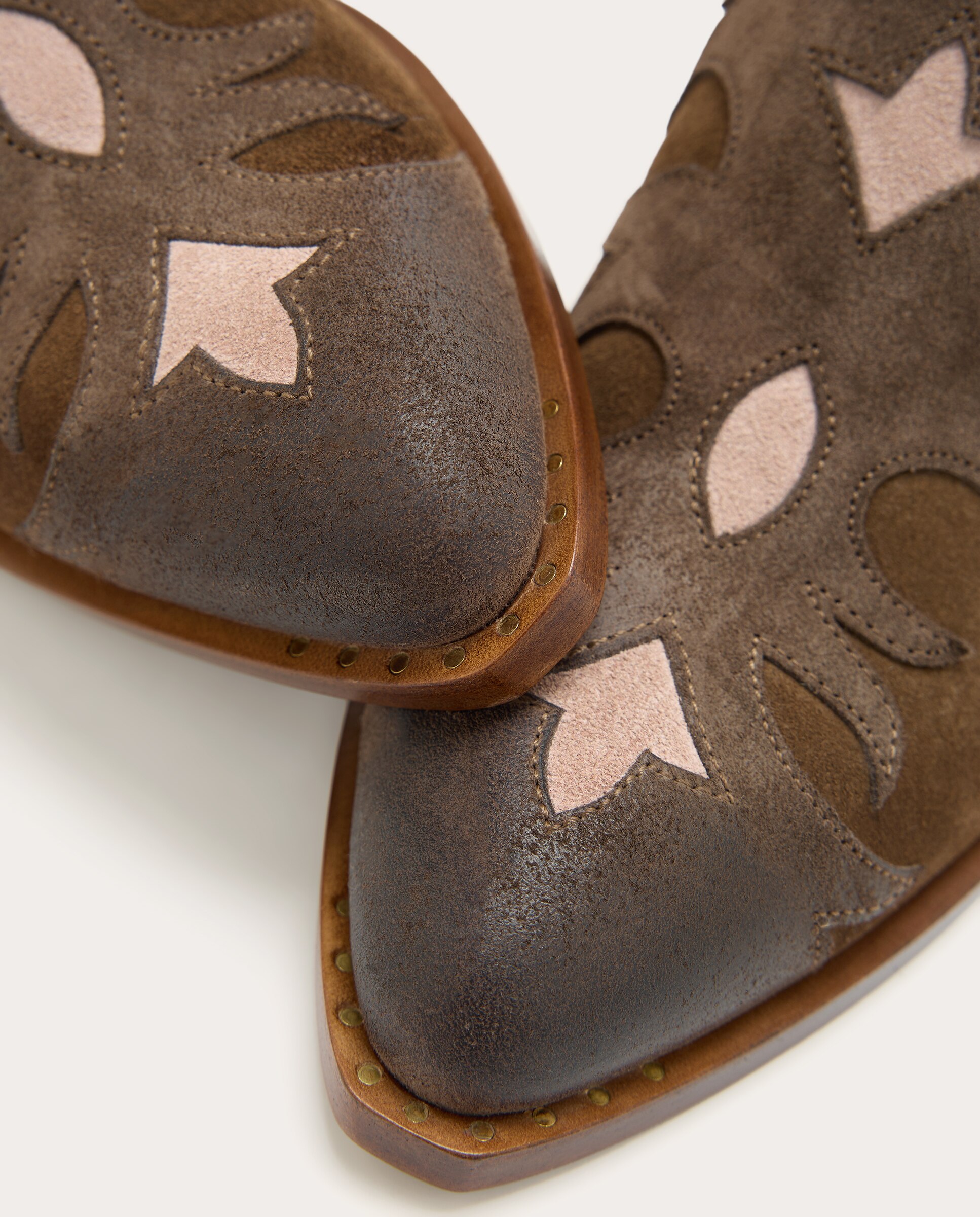 Botins Estilo Cowboy em Camurça Castanho-5