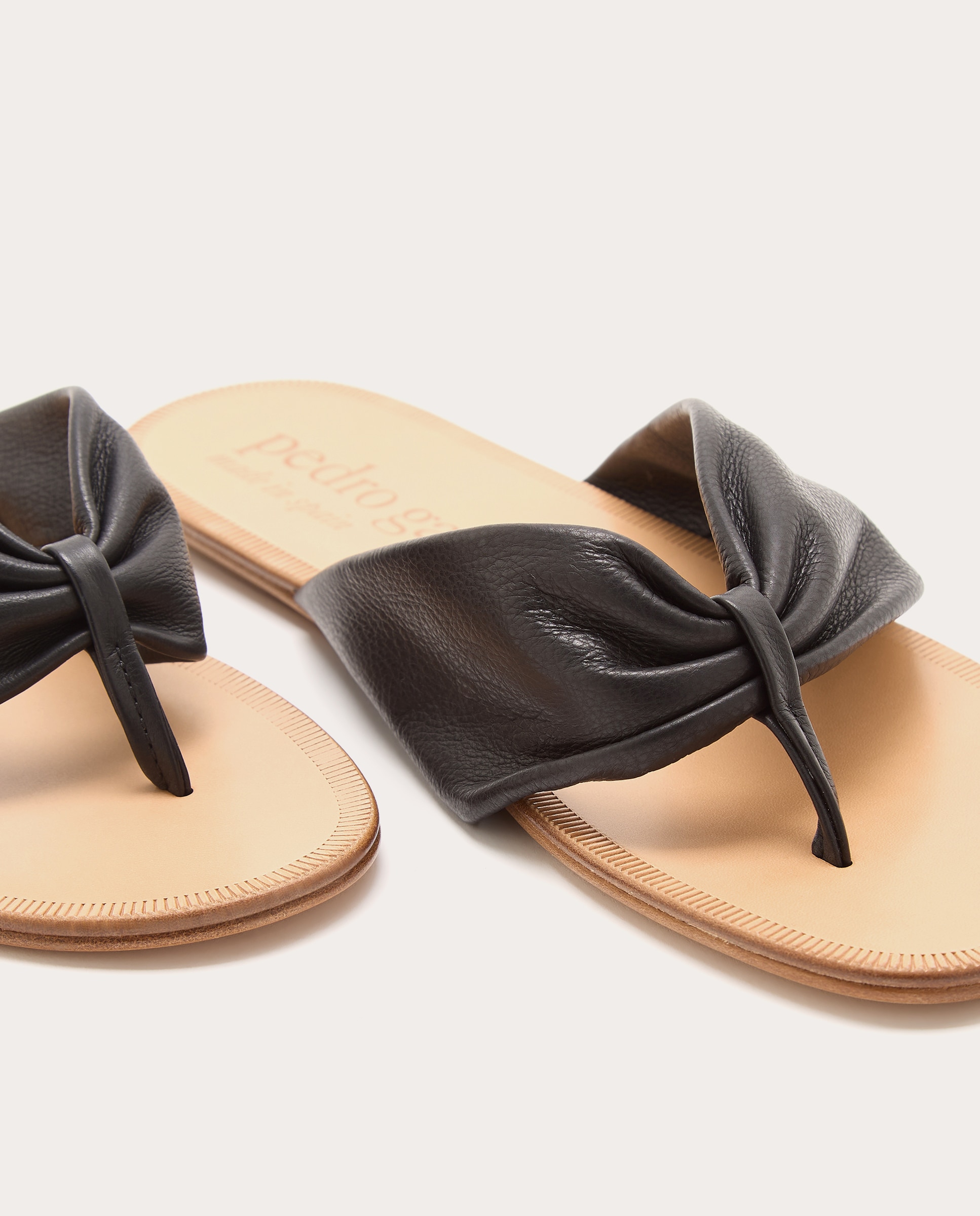 Sandálias Rasas Flipflop em Pele Preto-5