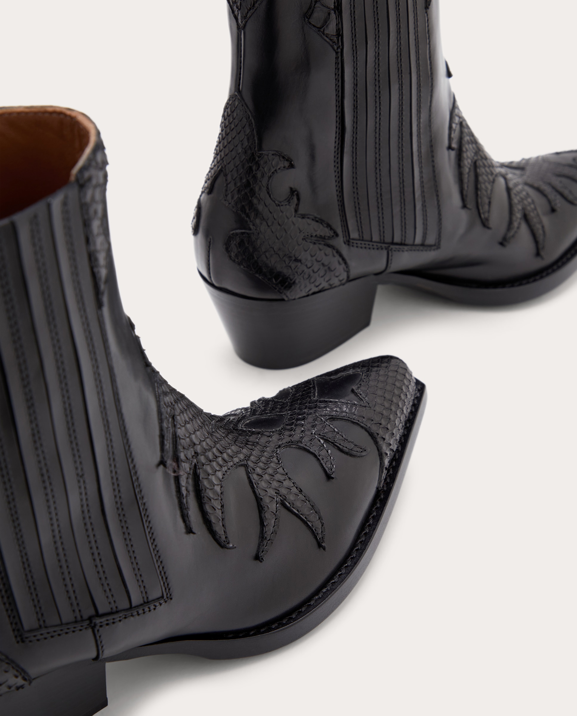 Botins em Pele Preto-4