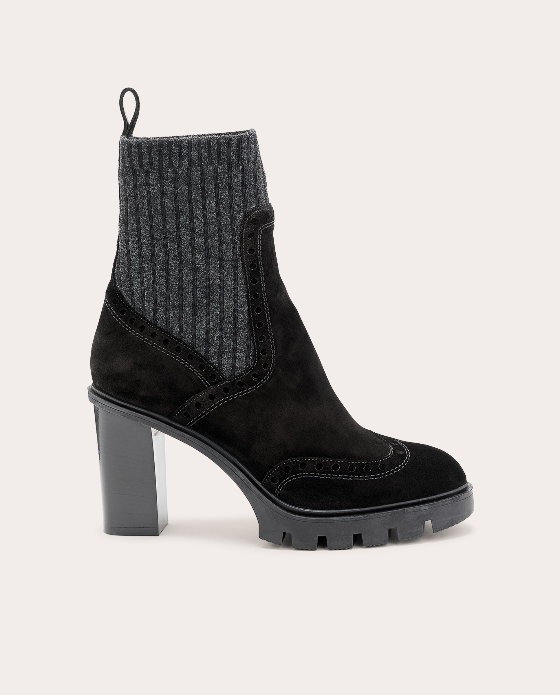 Imagen 1 de Botín Chelsea brogue de piel con tacón Negro