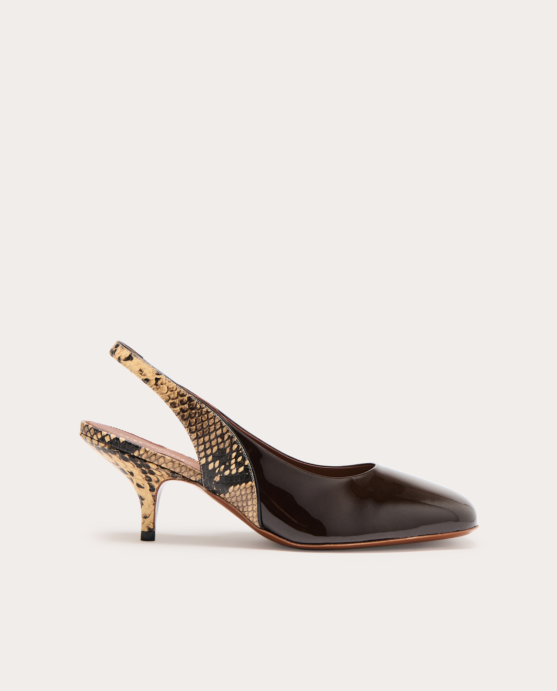 Imagen 1 de Zapatos con detalles efecto serpiente y tacón de aguja. Verde oscuro