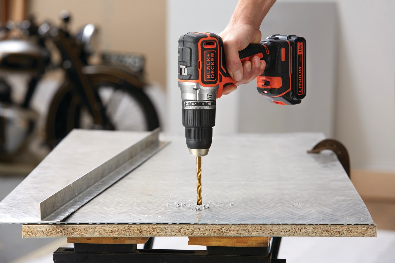 Taladro Percutor Brushless 18V BLACK + DECKER con 2 baterías 1,5Ah de Lítio, cargador 4A y maletín - BL188KB-QW Naranja / Negro-6