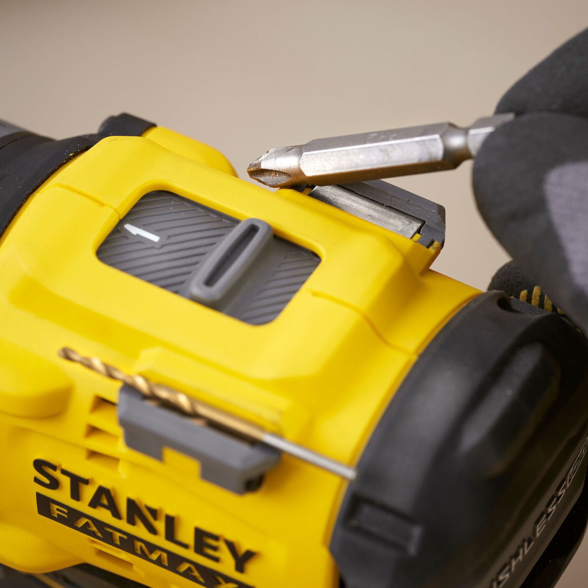 Taladro Percutor Stanley Brushless 18V 2x2 Ah Amarillo / Negro-3