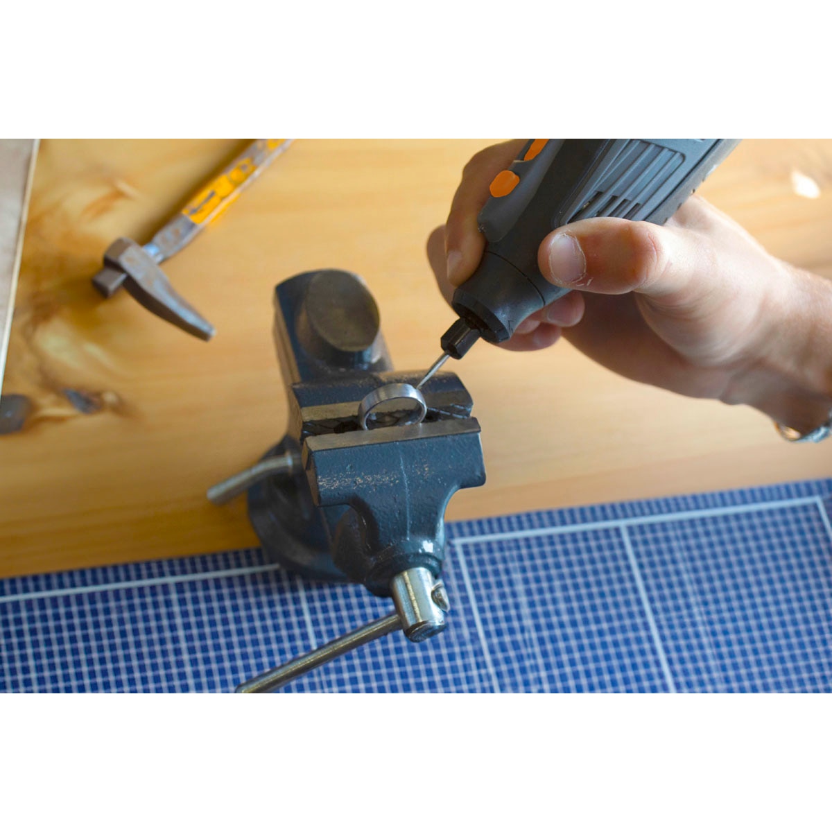 Mini Herramienta Rotativa 12V + 75 Accesorios Gris / Negro-2