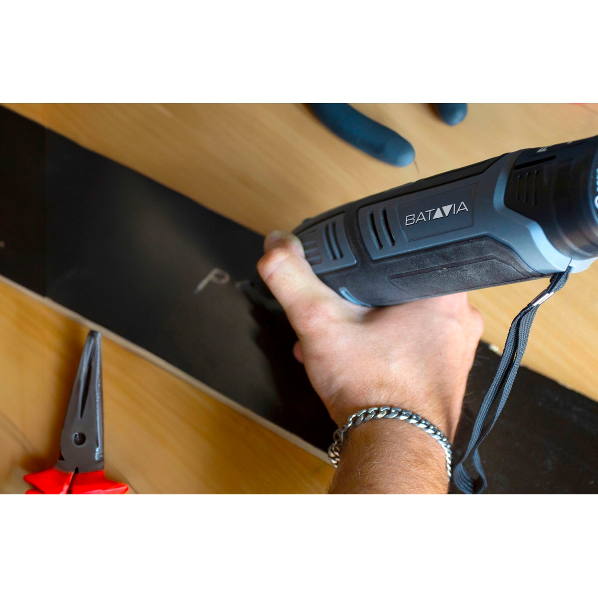 Mini Herramienta Rotativa 12V + 75 Accesorios Gris / Negro-4