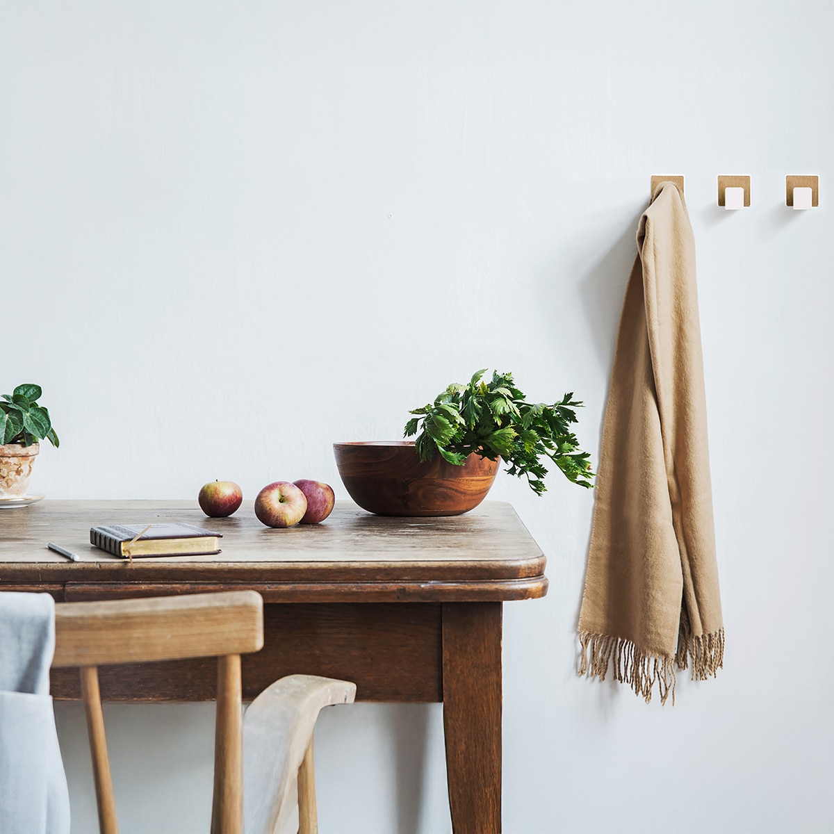 Percha blanca con aplica haya - C1-9608BLHN1 Blanco / Madera-3