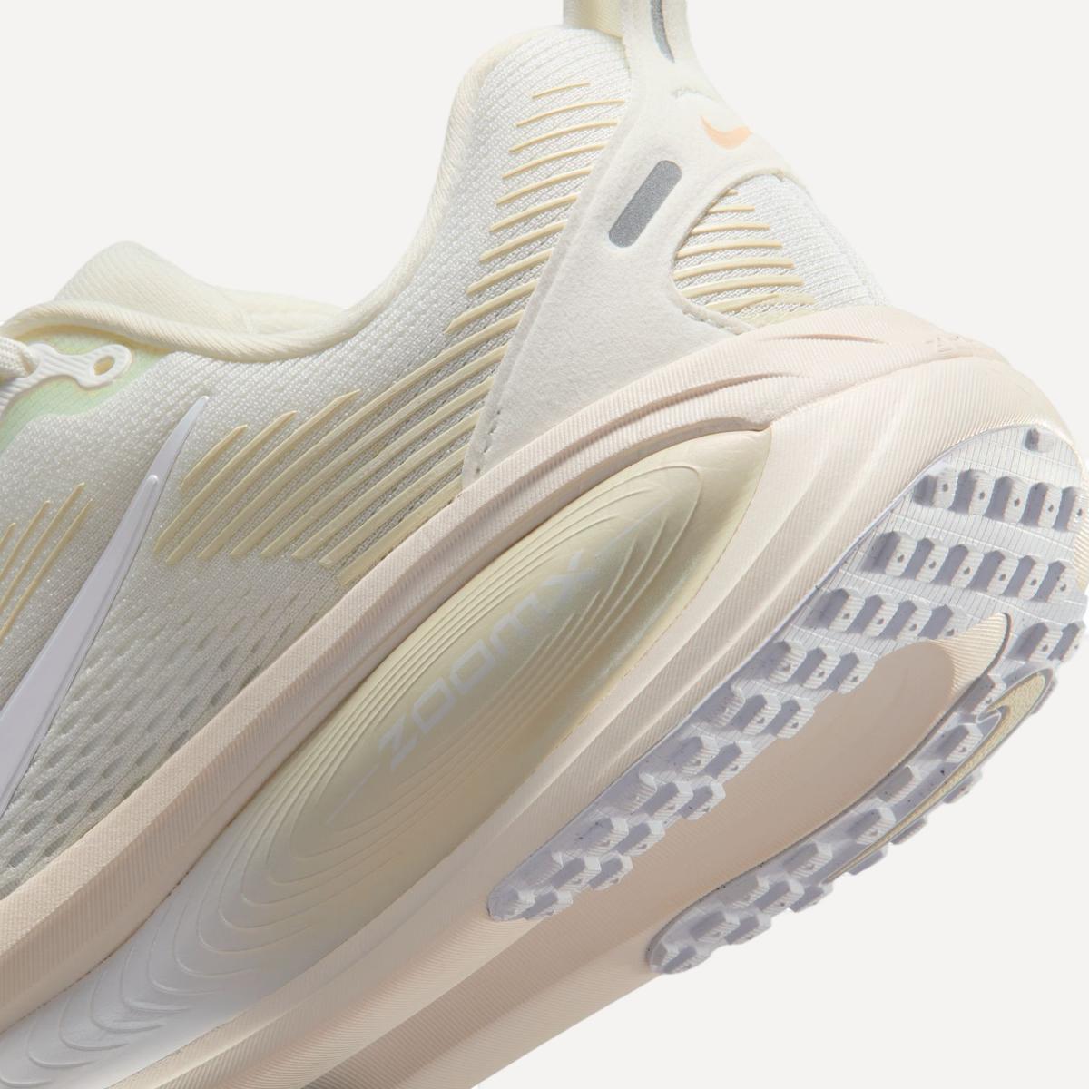 Sapatilhas de Running de Mulher W Vomero 18 ESS Branco-11