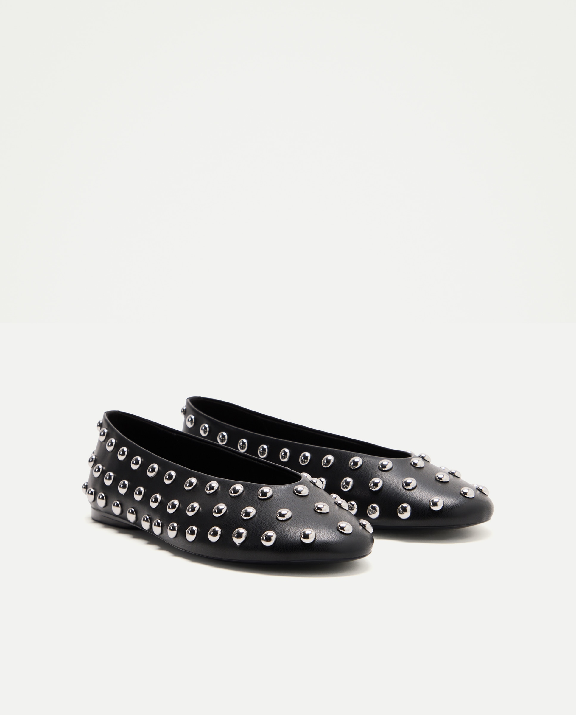 Sapatos Rasos com Adorno de Bolinhas Preto-2