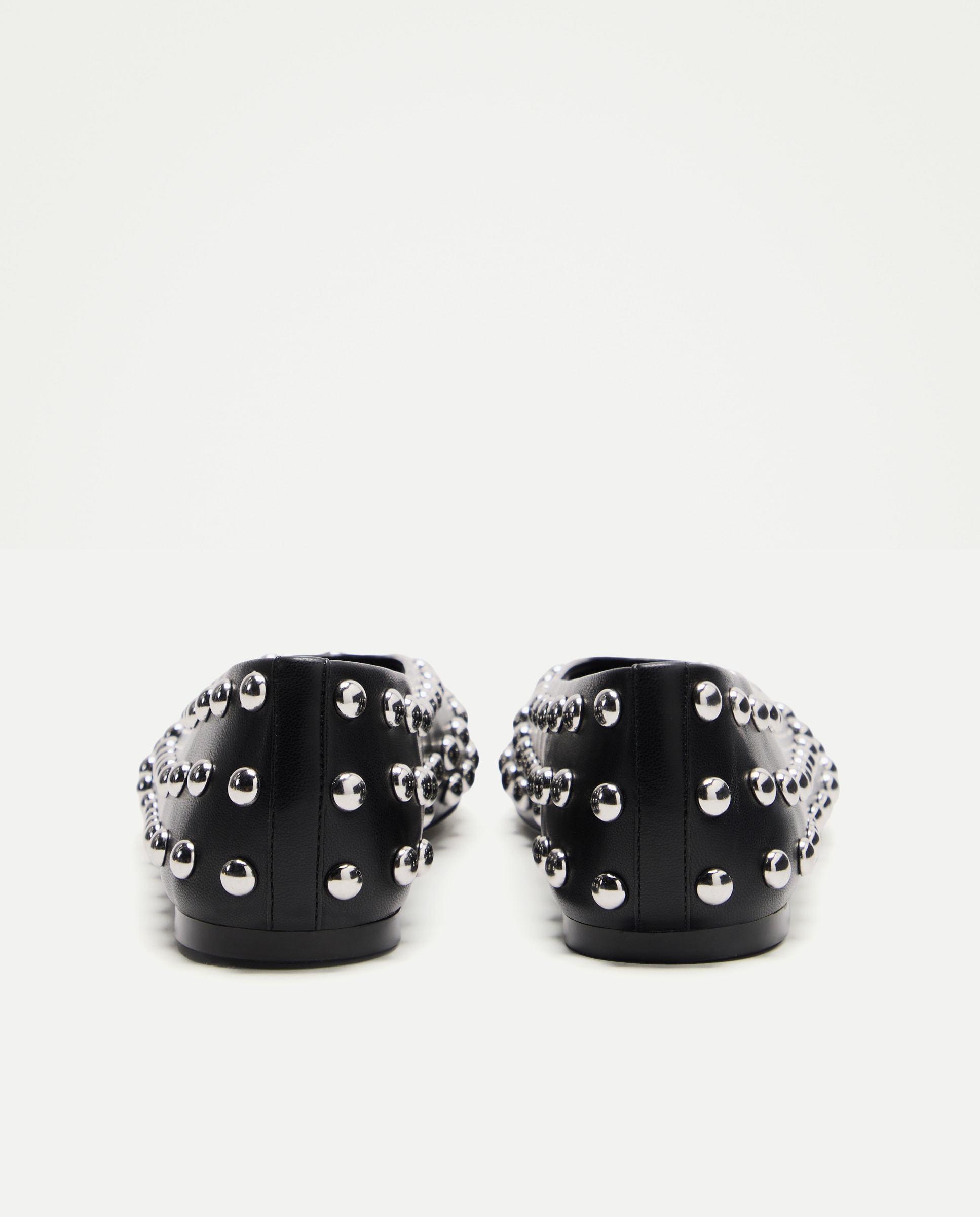Sapatos Rasos com Adorno de Bolinhas Preto-3
