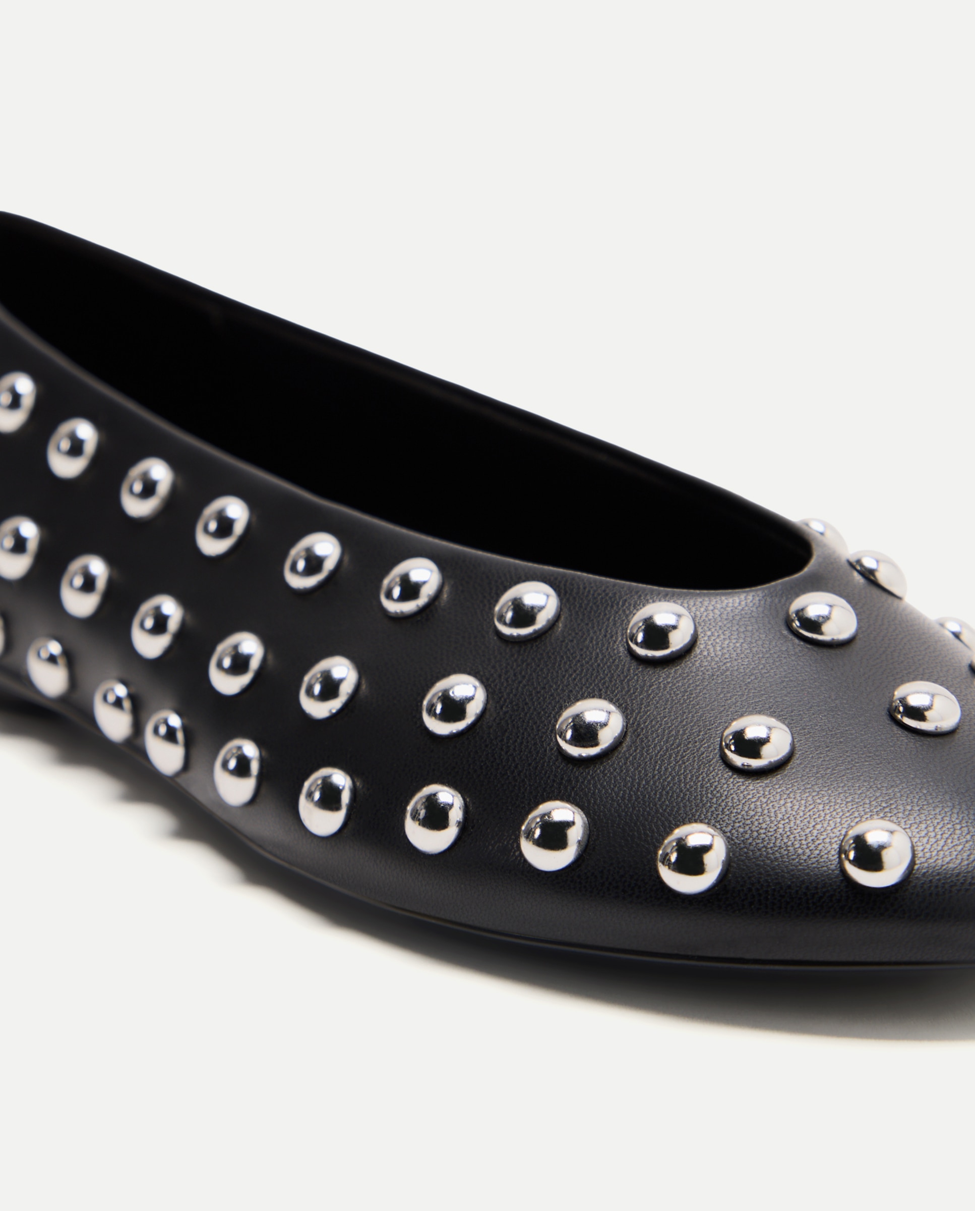 Sapatos Rasos com Adorno de Bolinhas Preto-5