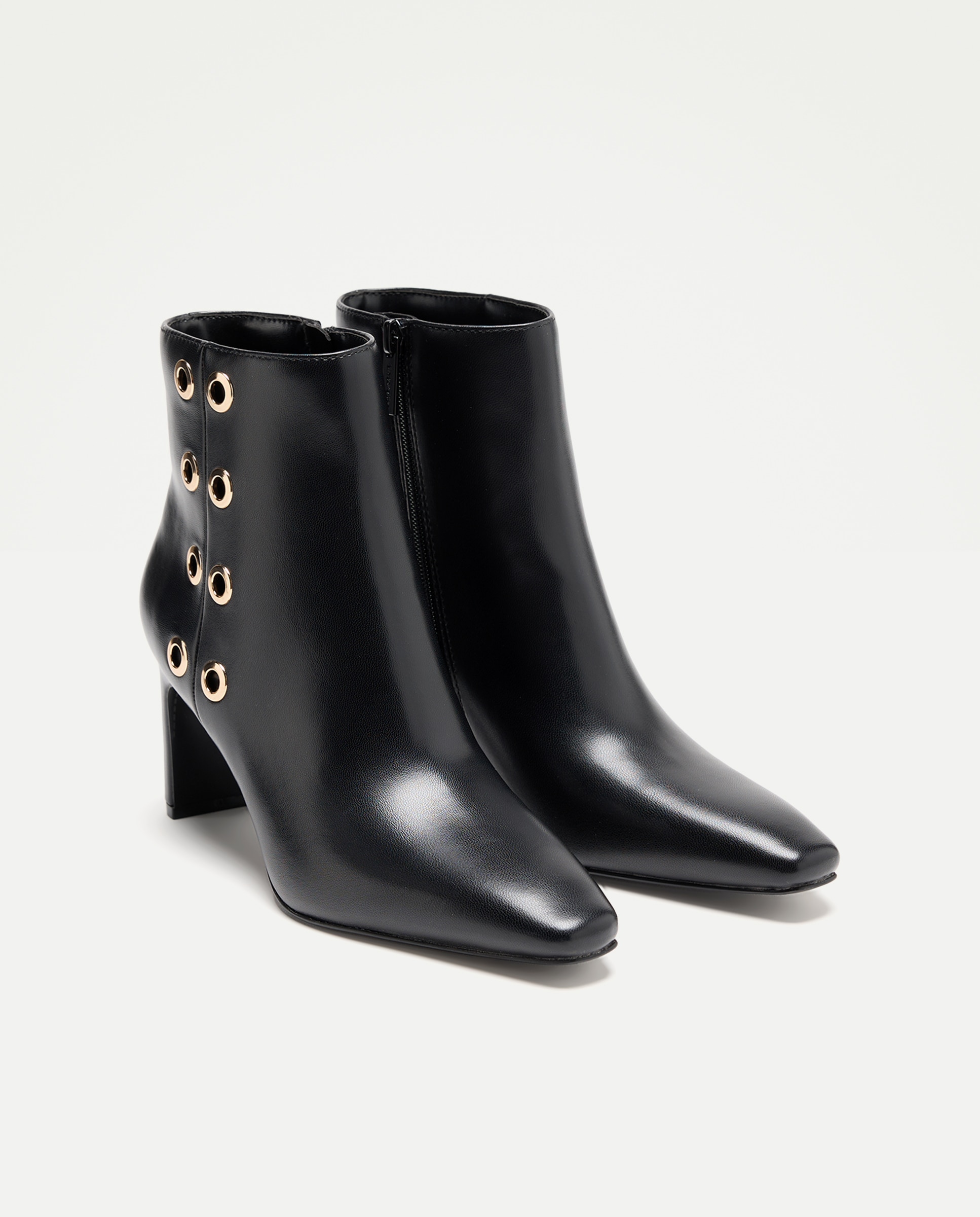 Botins de Tacão com Ilhós Preto-2