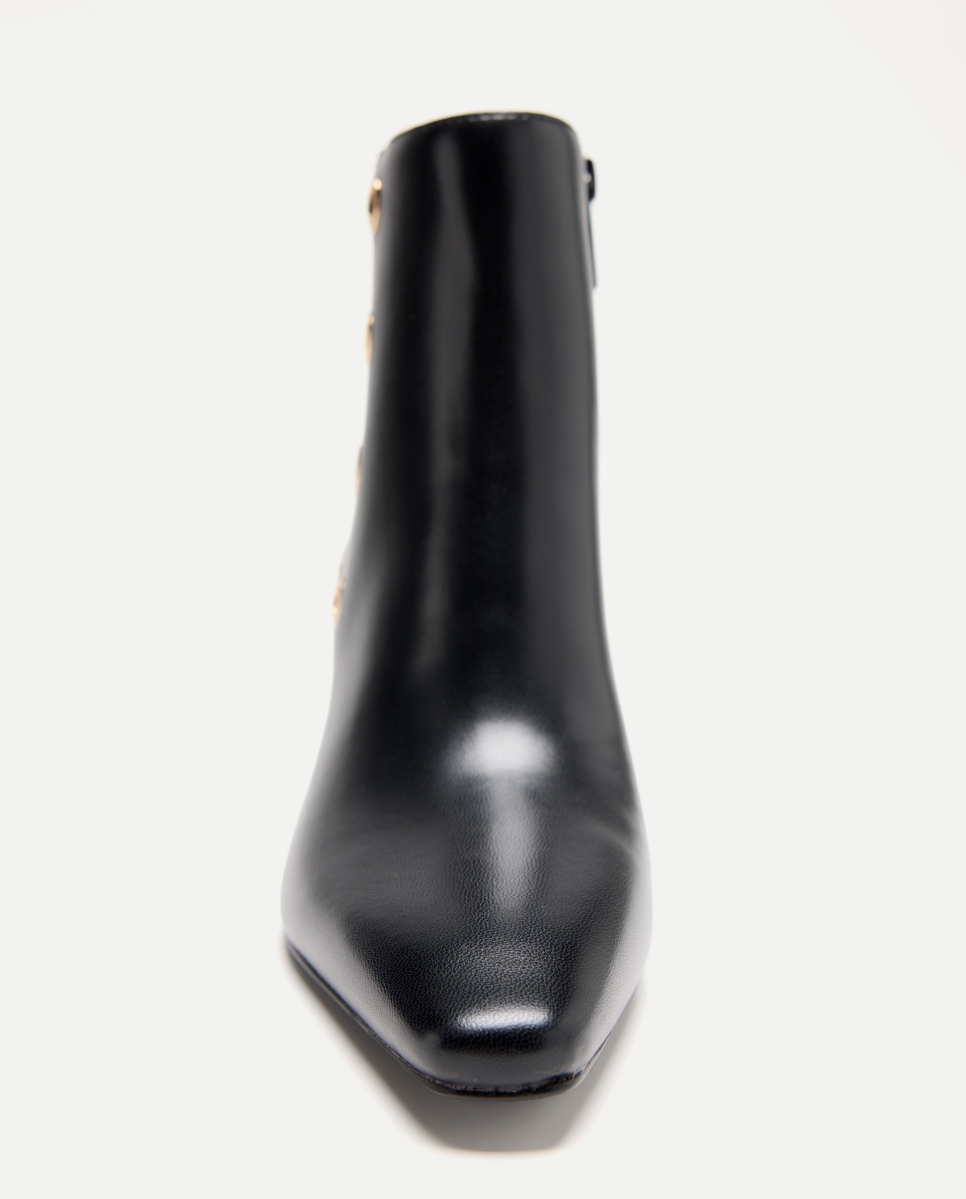 Botins de Tacão com Ilhós Preto-3