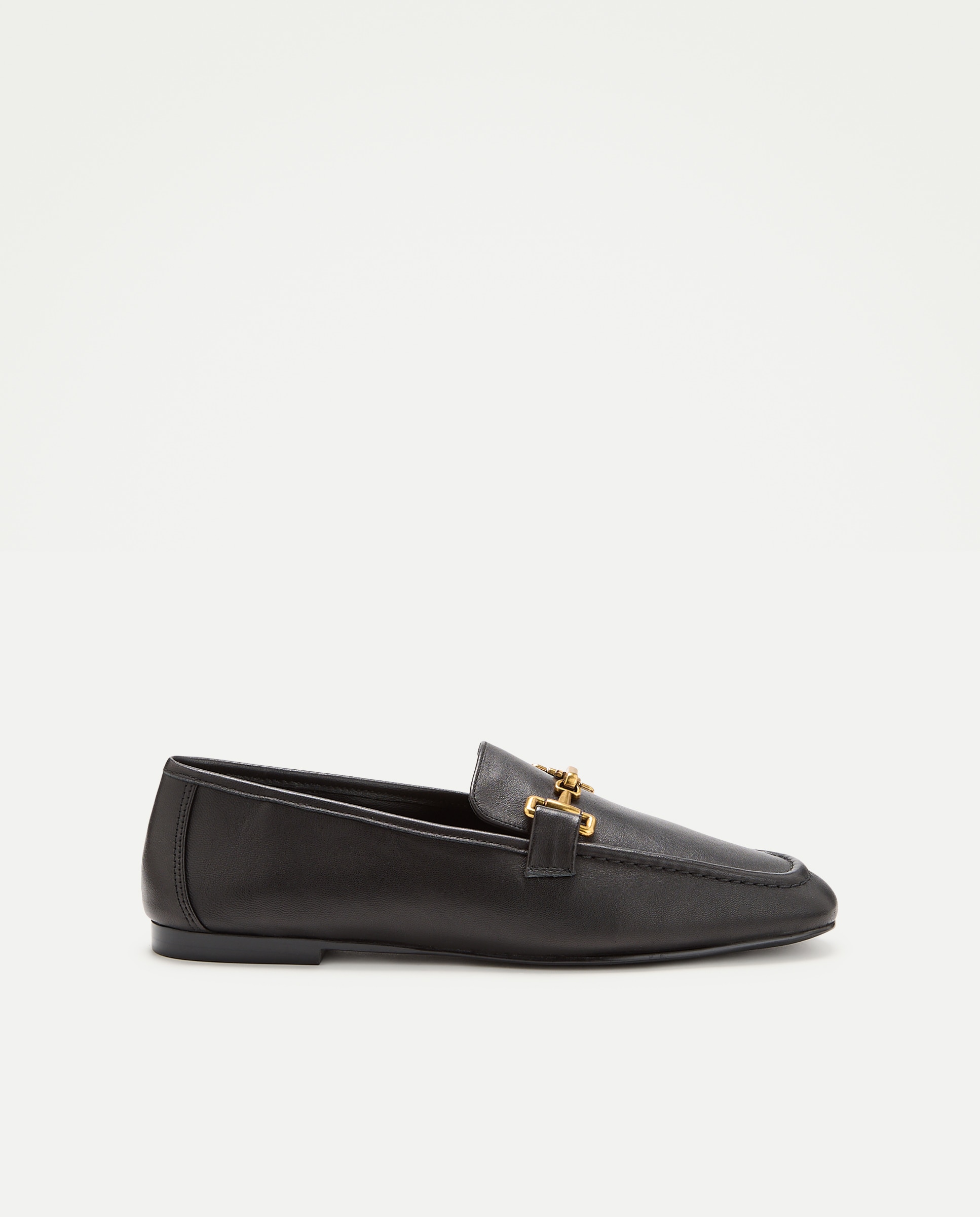 Imagem 0 de Sapatos Rasos Tipo Mocassins com Adorno