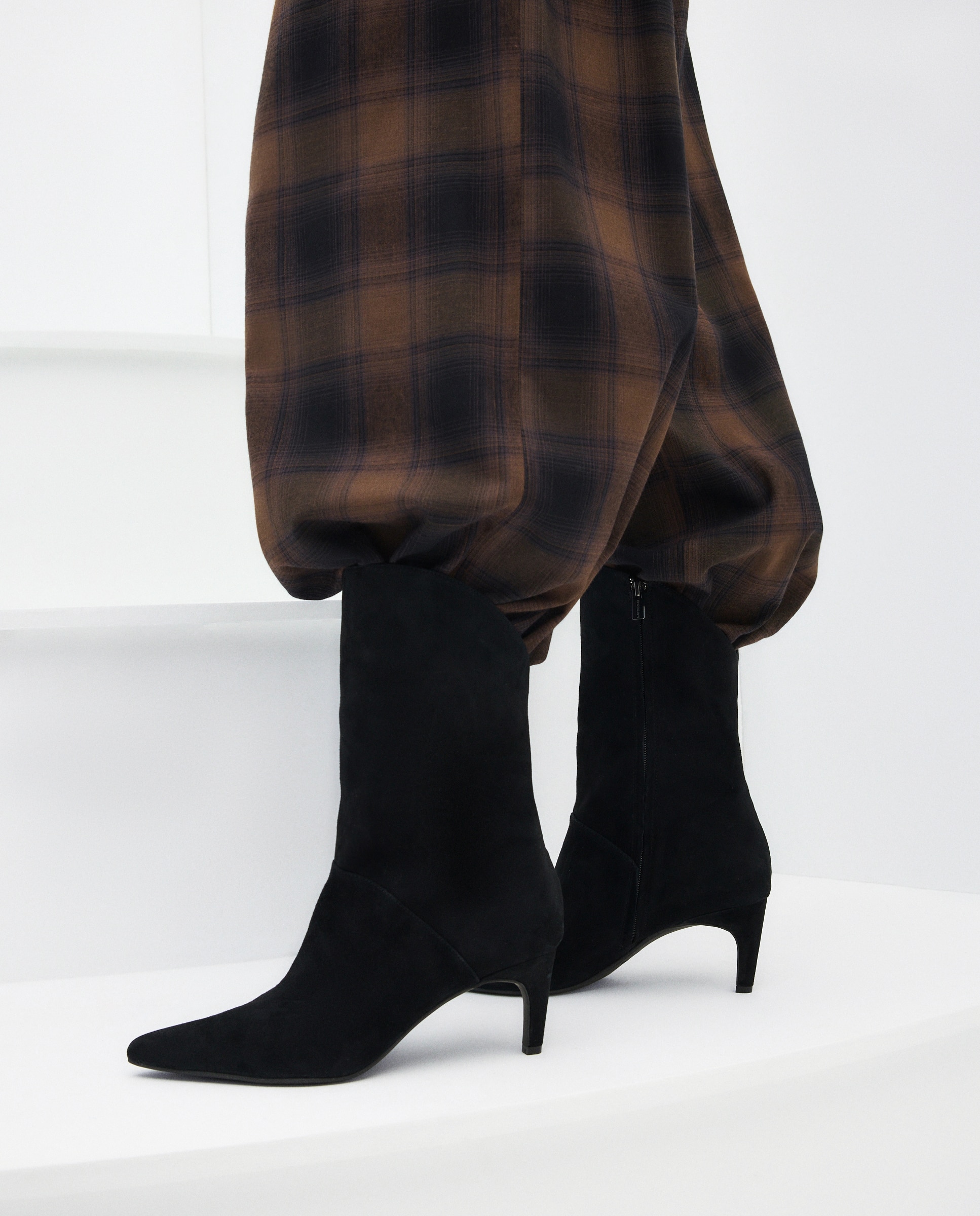 Imagen 6 de Botín de mujer con tacón vestir new line - Latouche - Negro Negro
