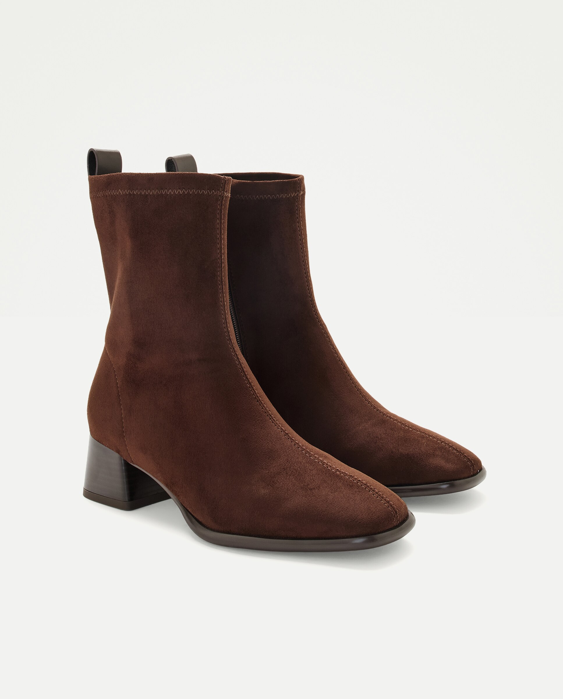 Botins Elásticos com Salto Médio Preto-2